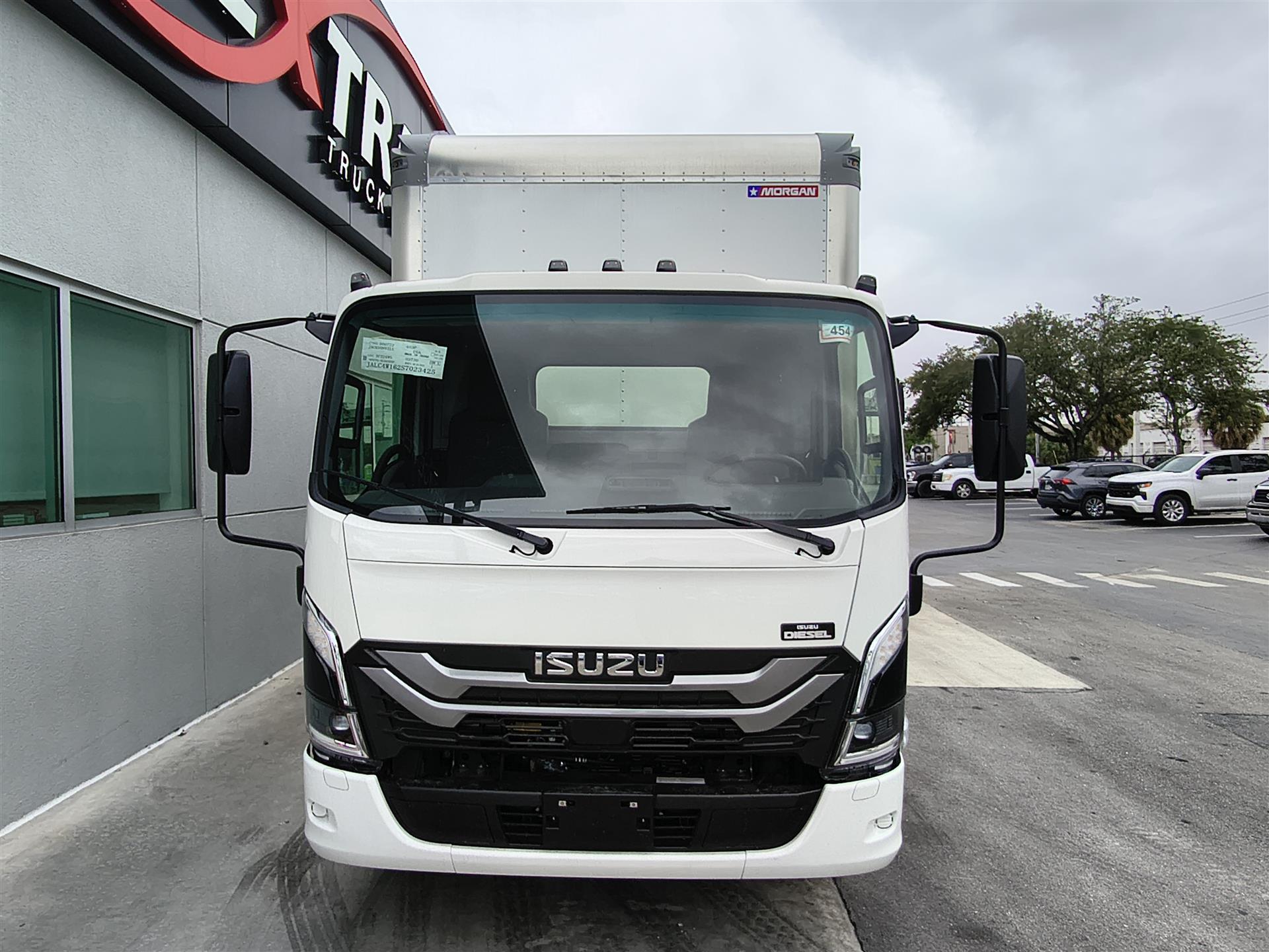 2025 Isuzu - image 2
