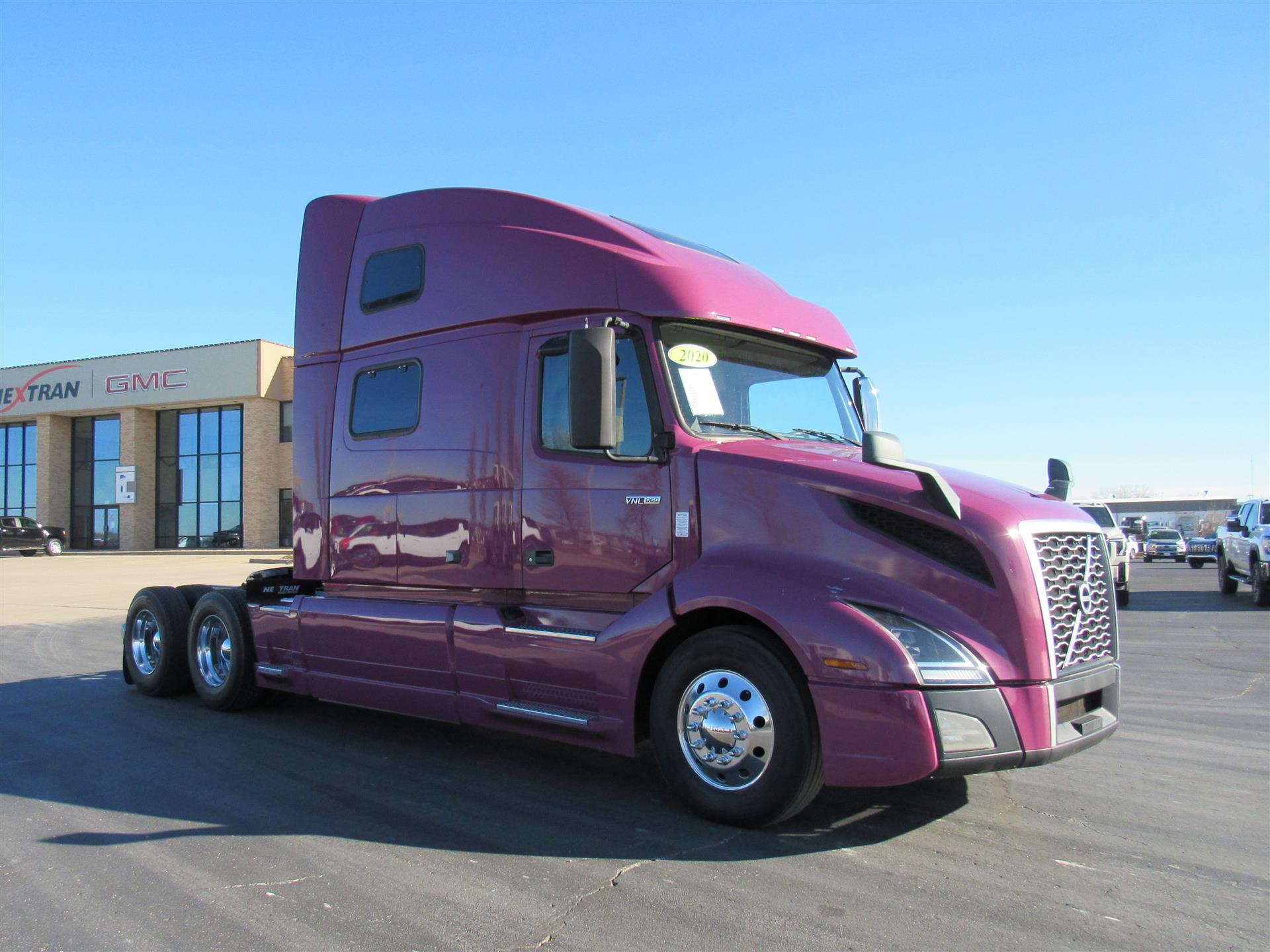 2020 Volvo - image 8