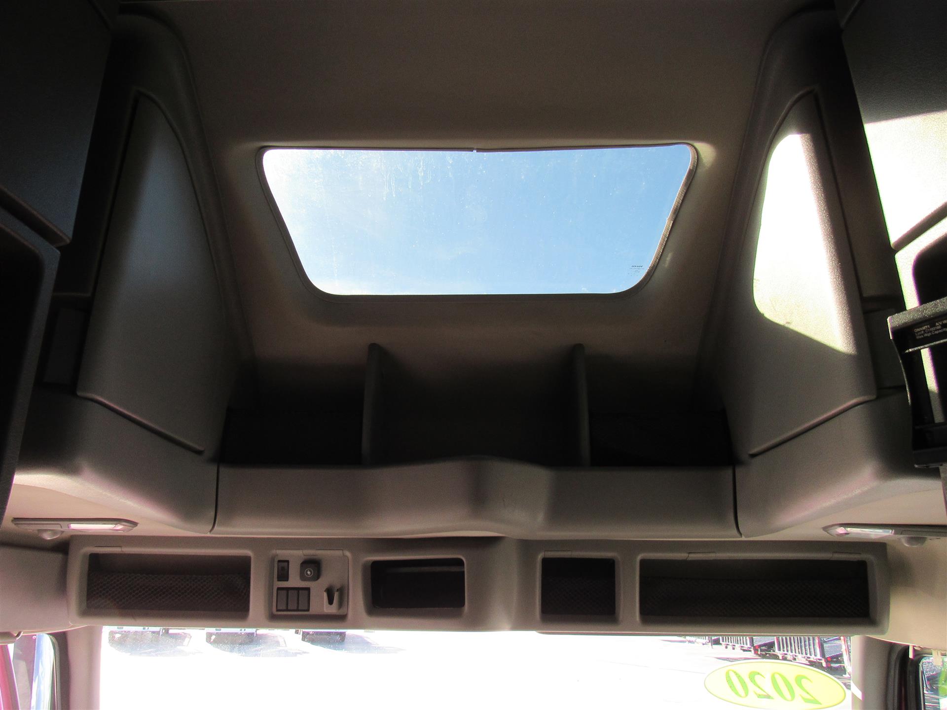 2020 Volvo - image 12