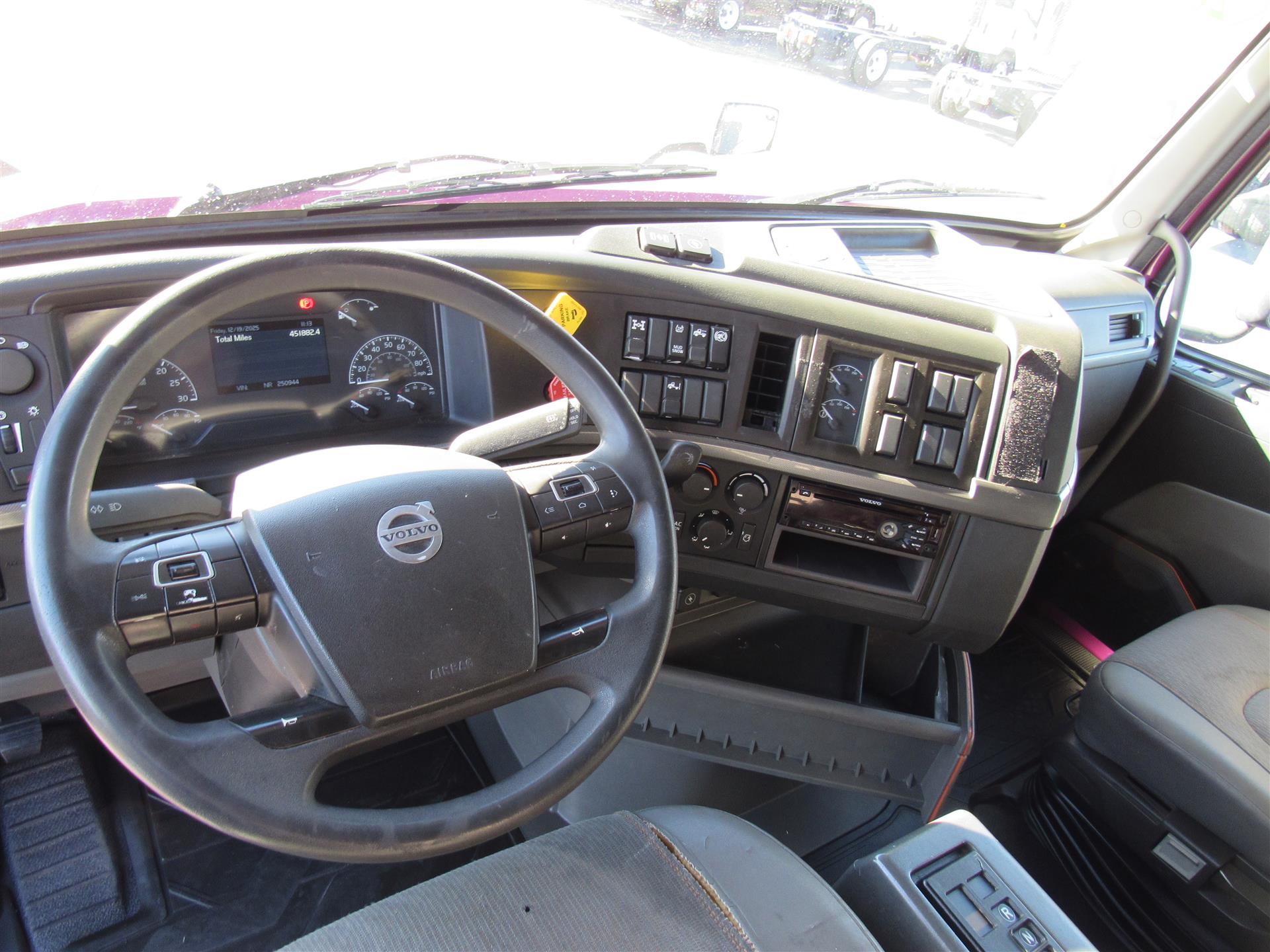 2020 Volvo - image 13