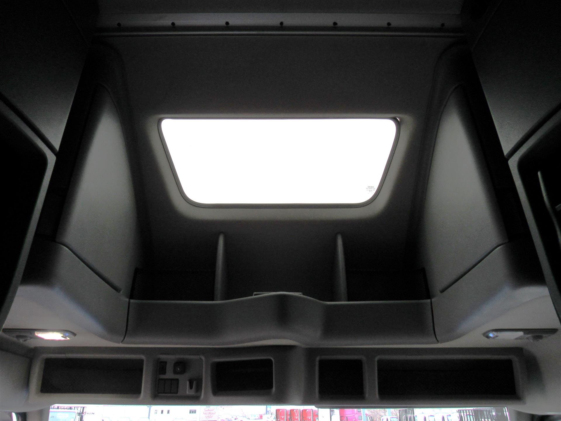 2024 Volvo VNL 860 - image 25