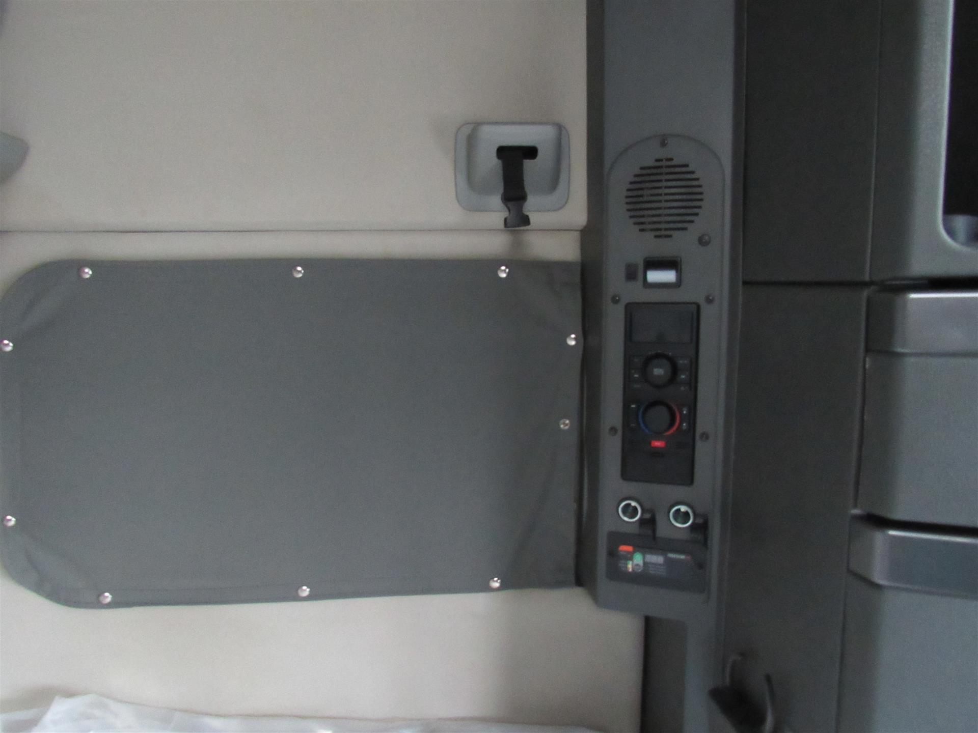 2024 Volvo VNL 860 - image 24