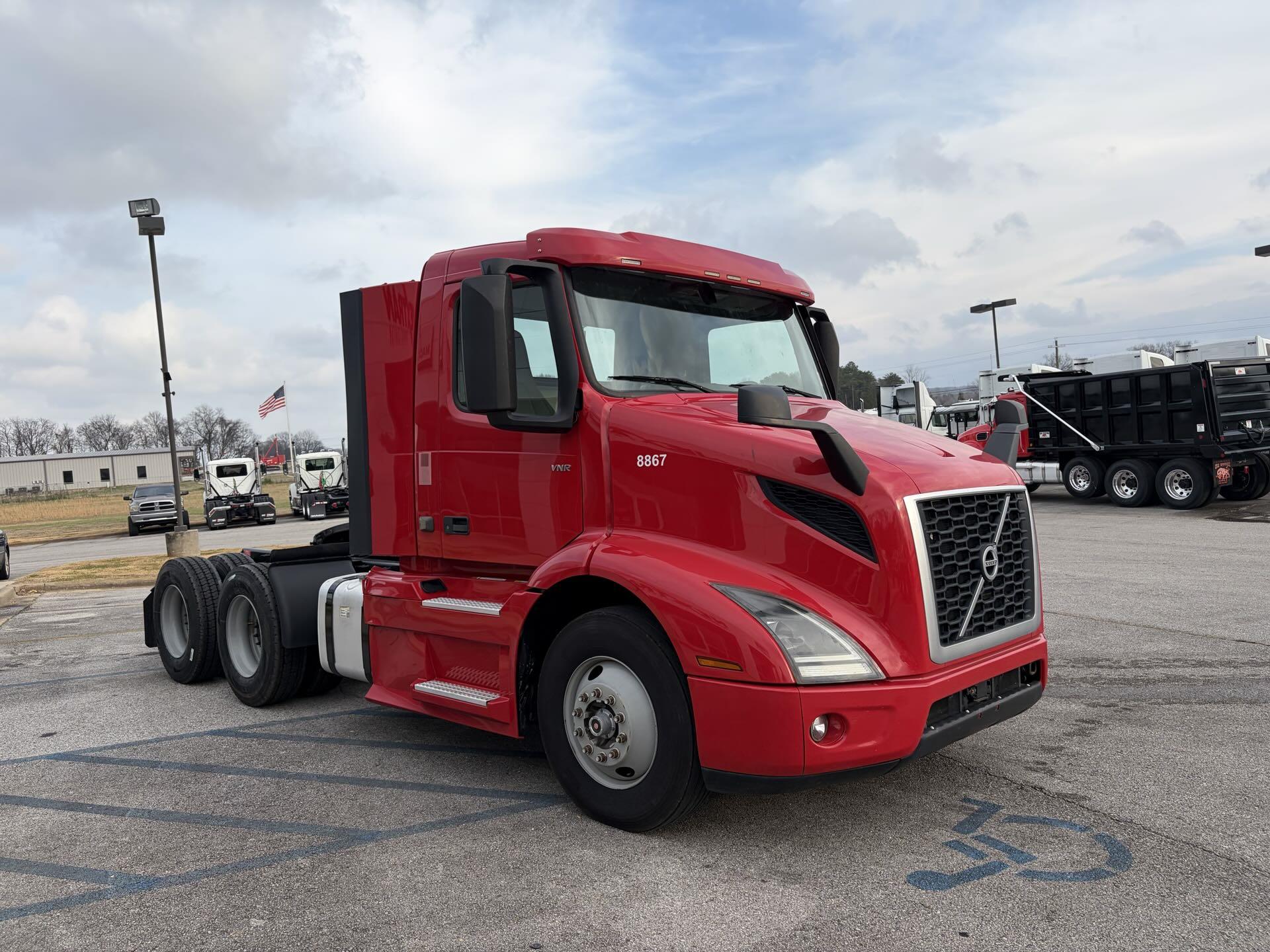 2019 Volvo - image 3