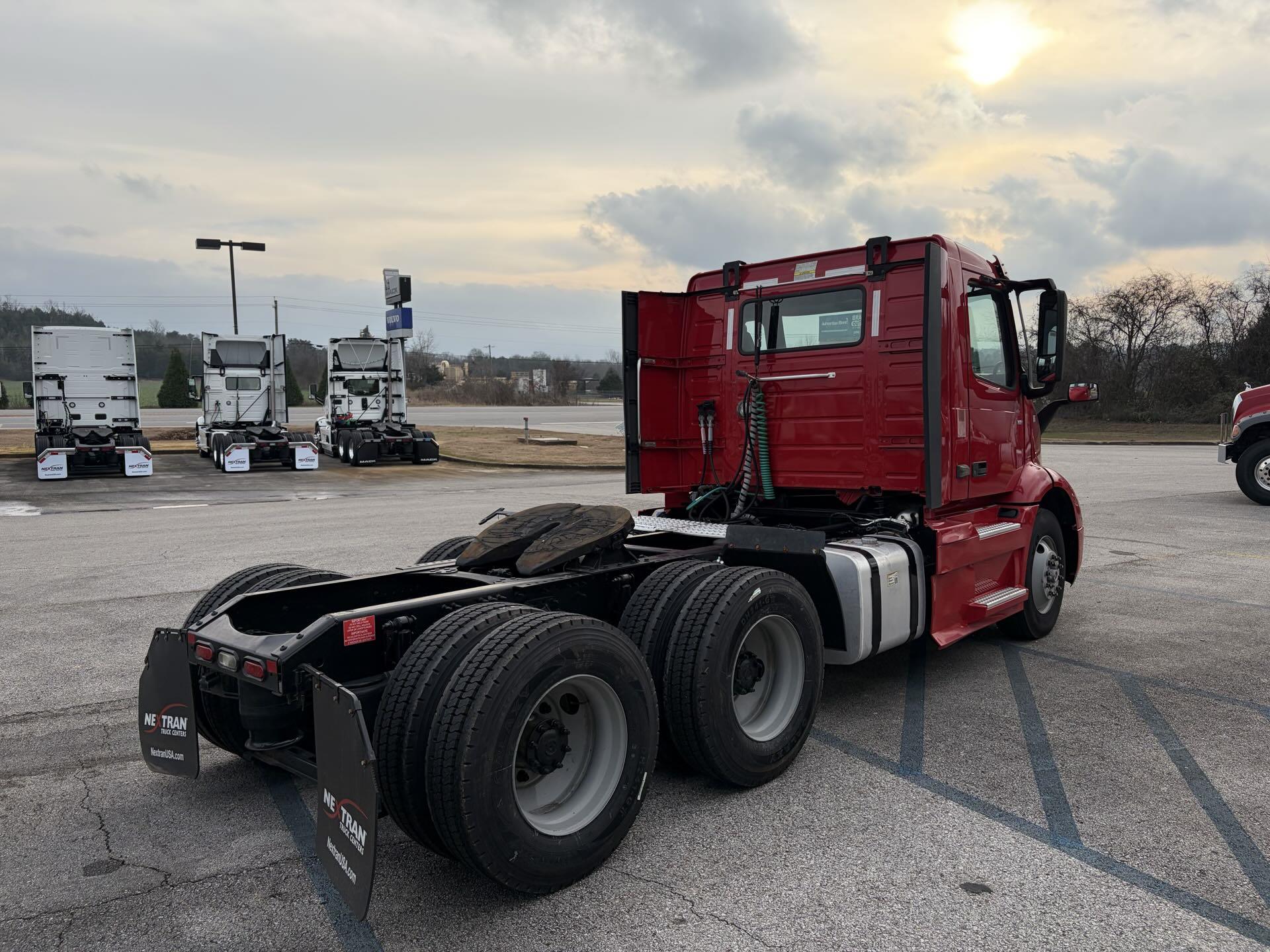 2019 Volvo - image 5