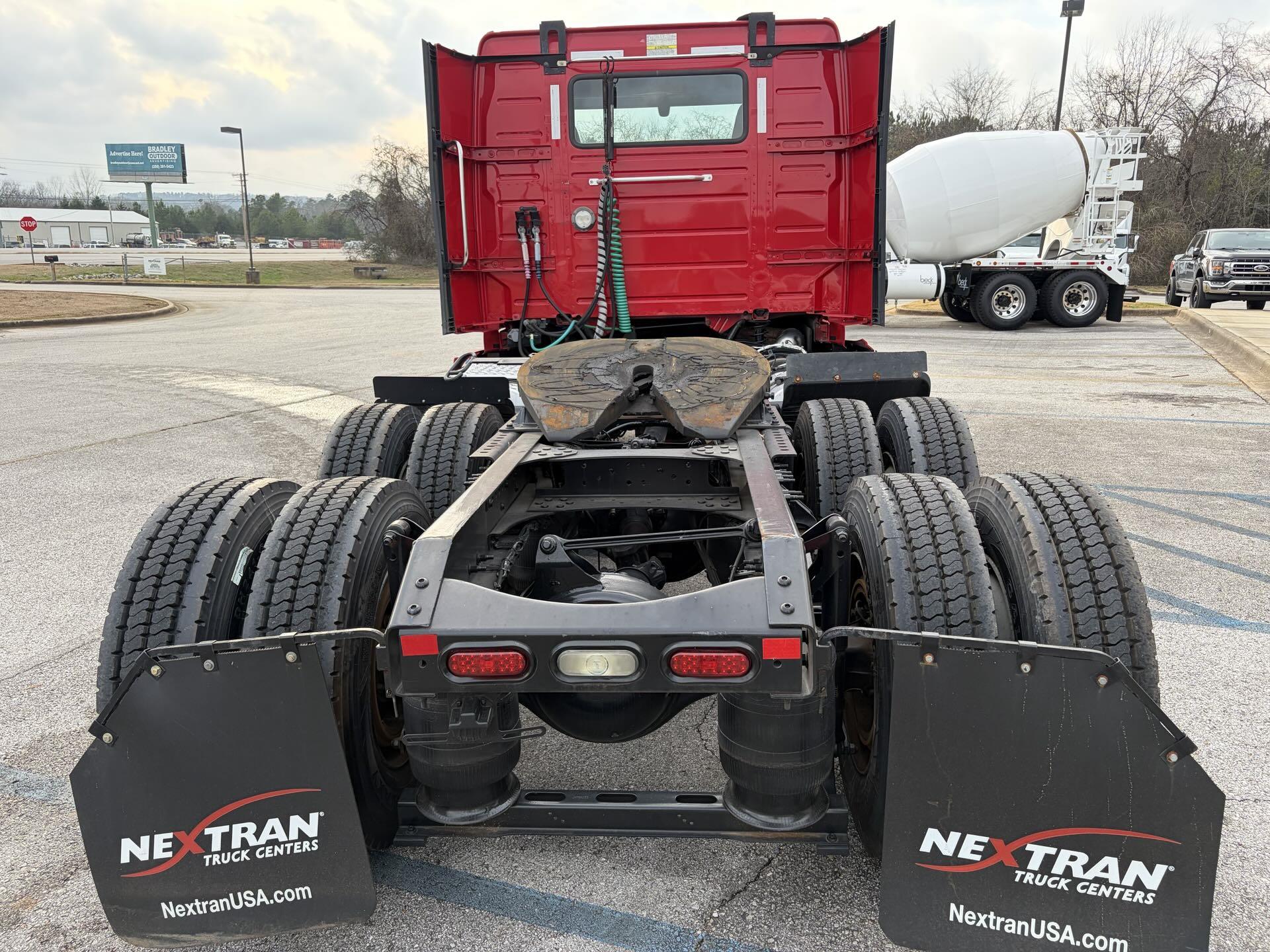 2019 Volvo - image 6