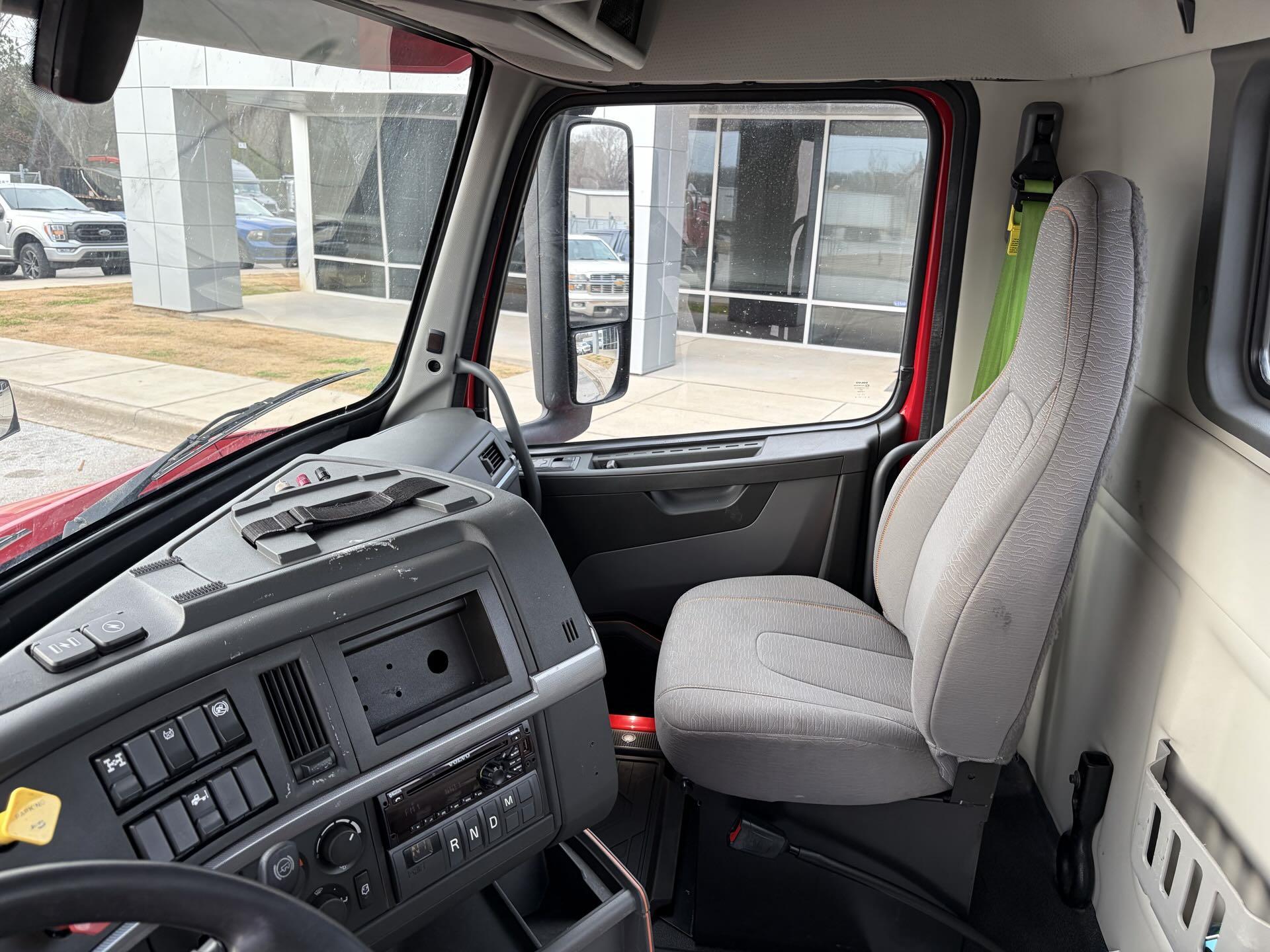 2019 Volvo - image 14