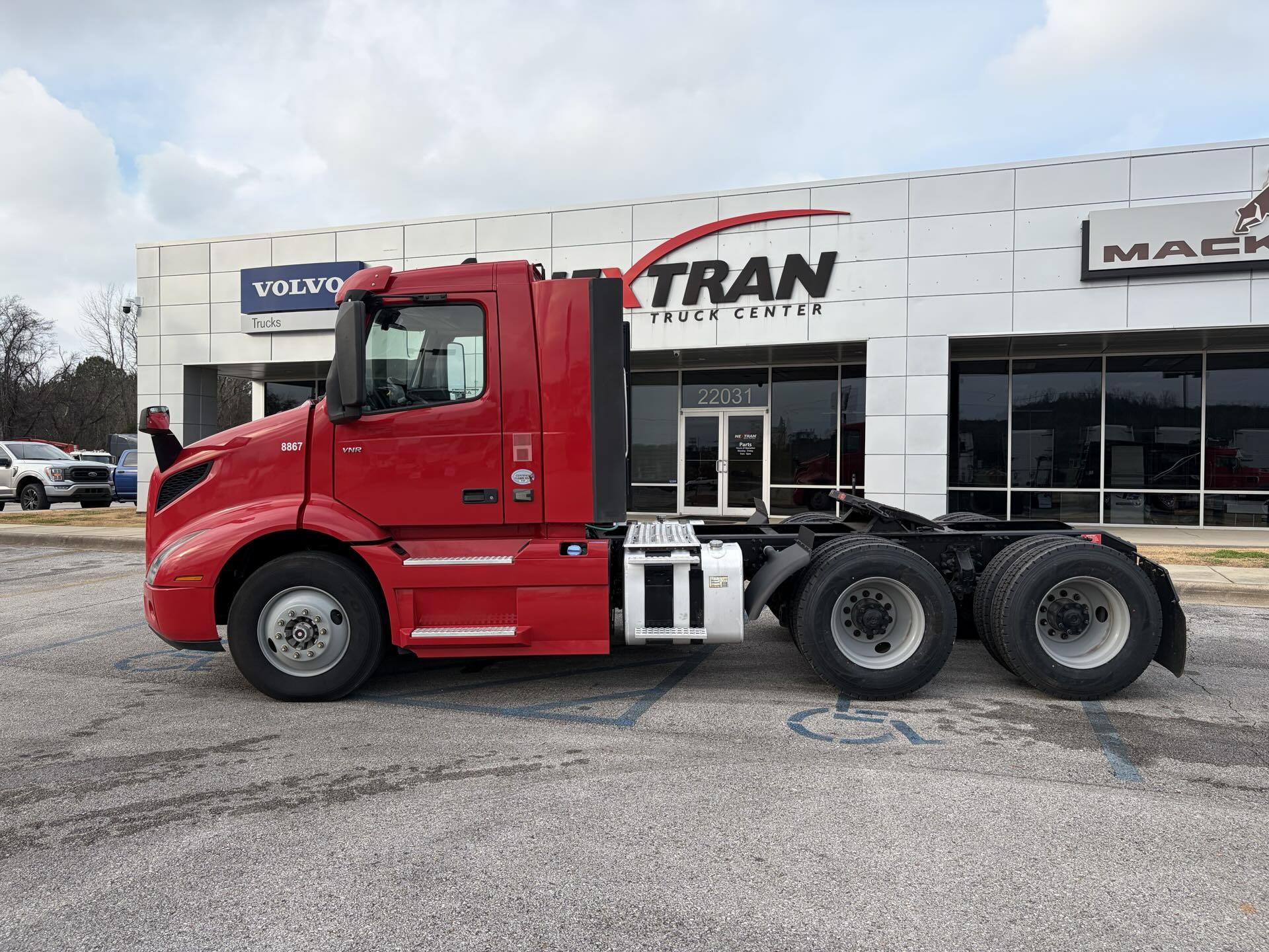 2019 Volvo - image 8