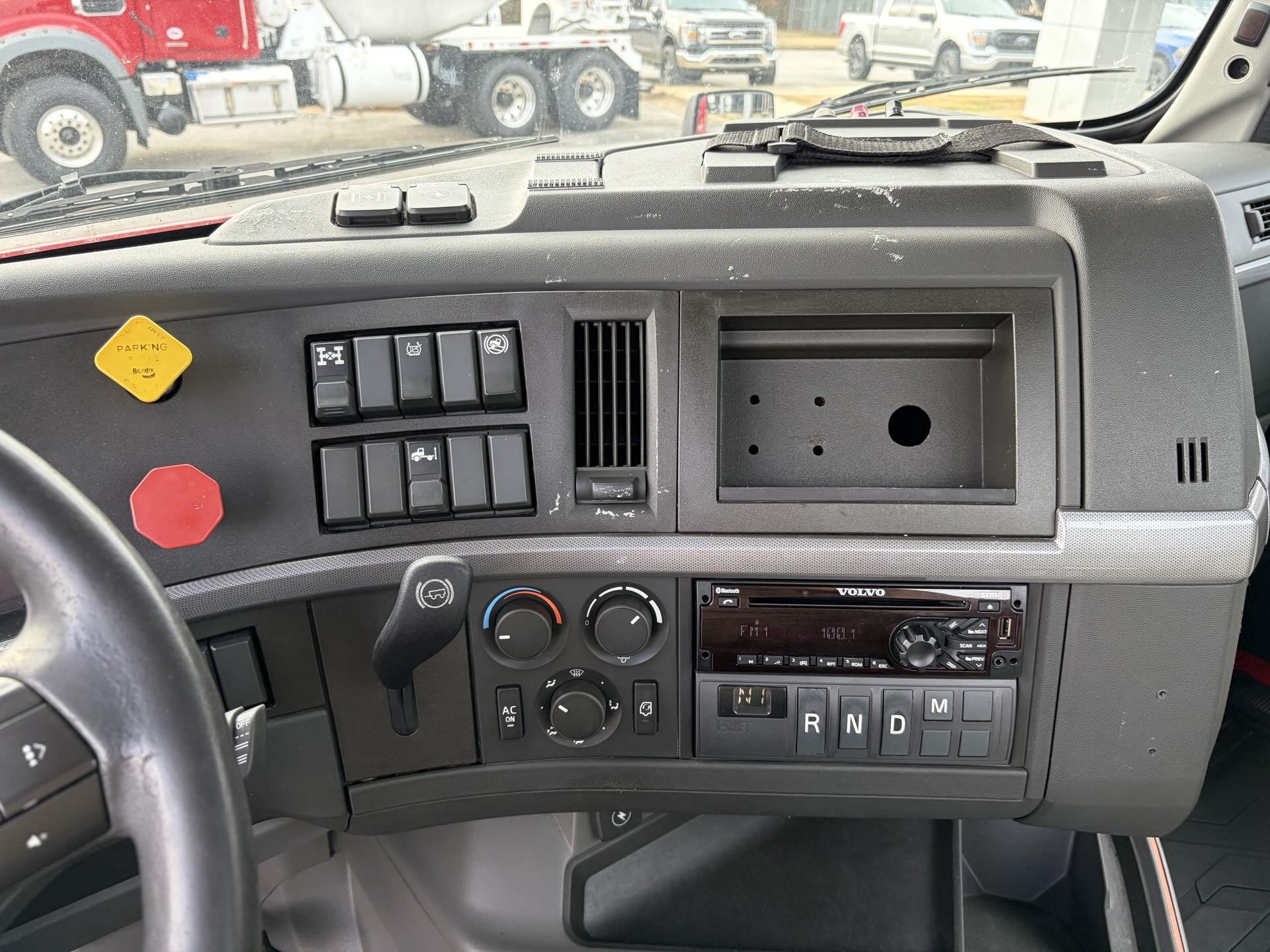 2019 Volvo - image 15