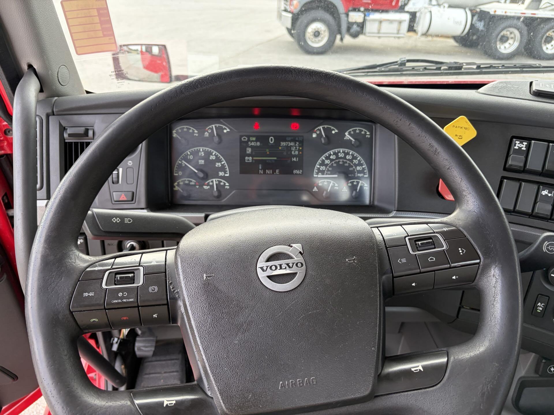 2019 Volvo - image 13