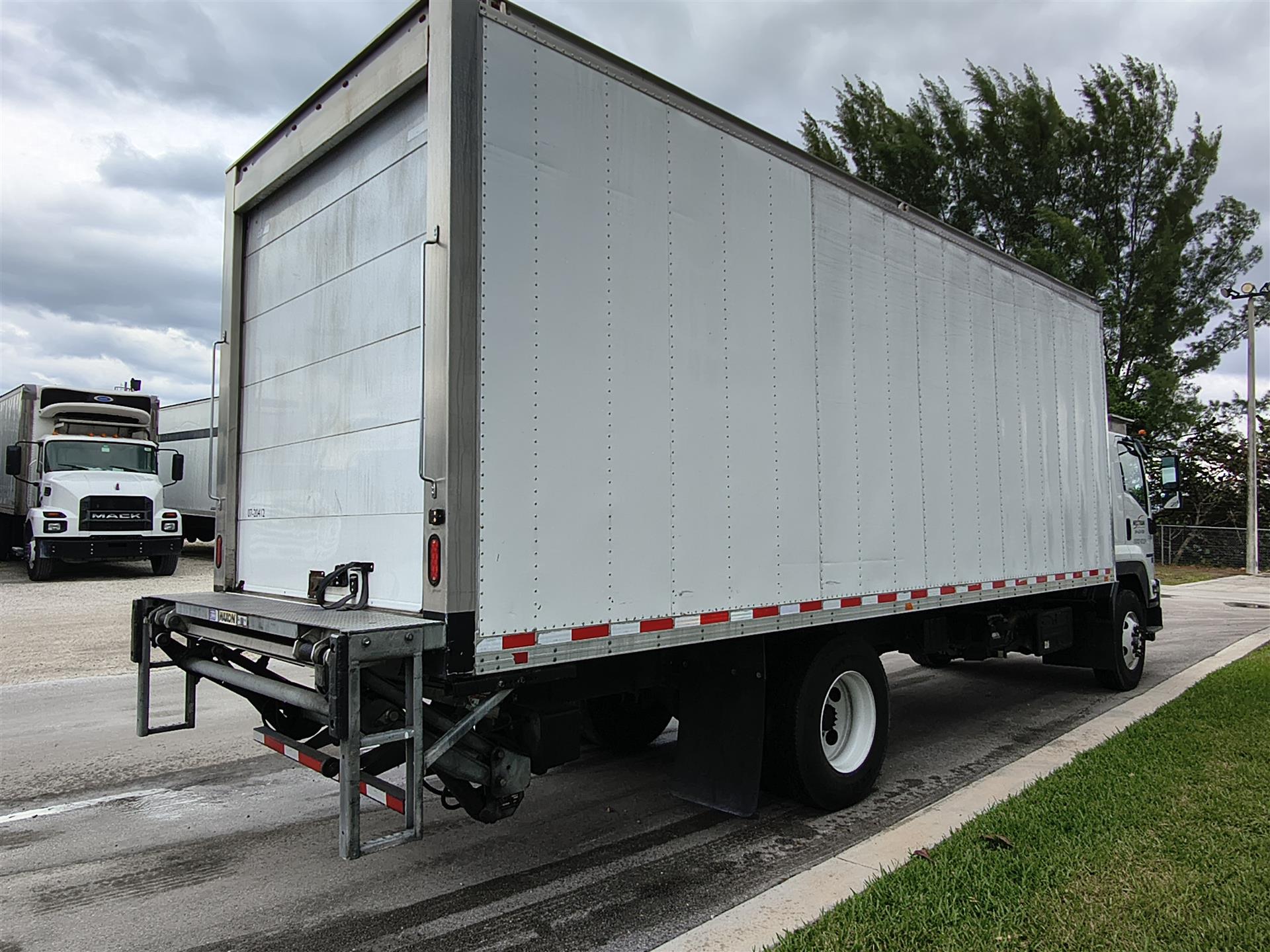 2020 Isuzu FTR - image 5