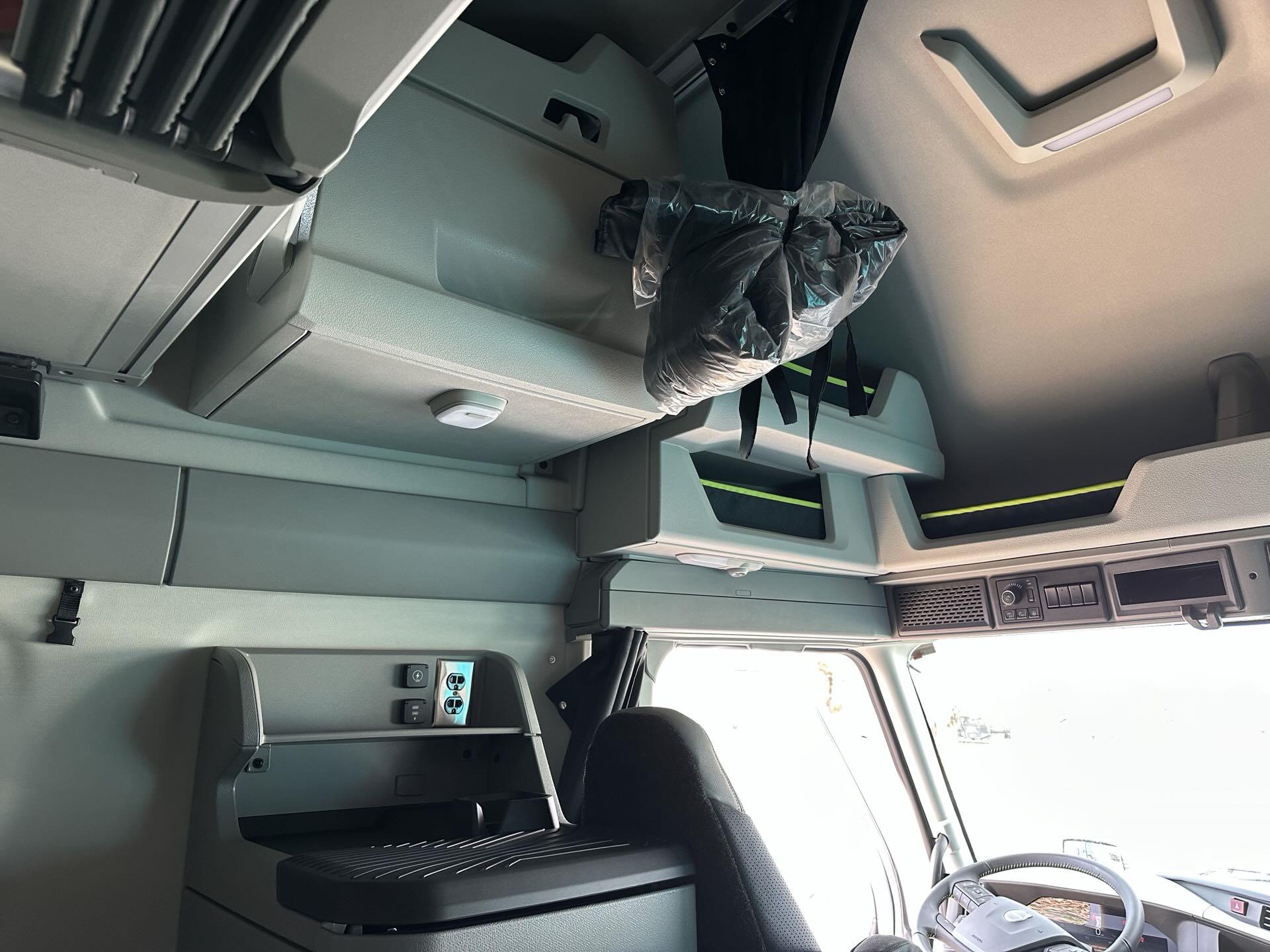 2026 Volvo - image 9