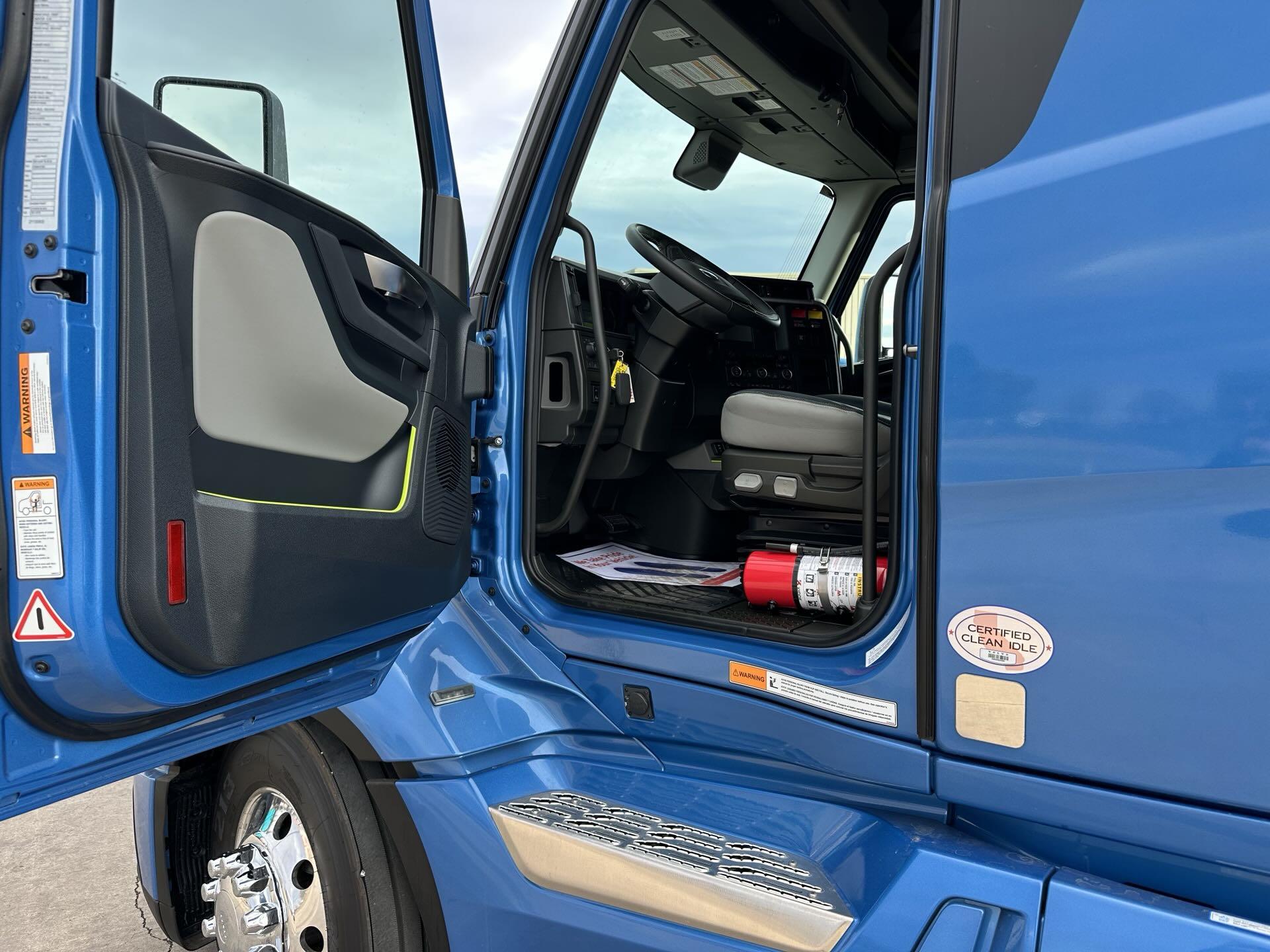 2026 Volvo - image 7