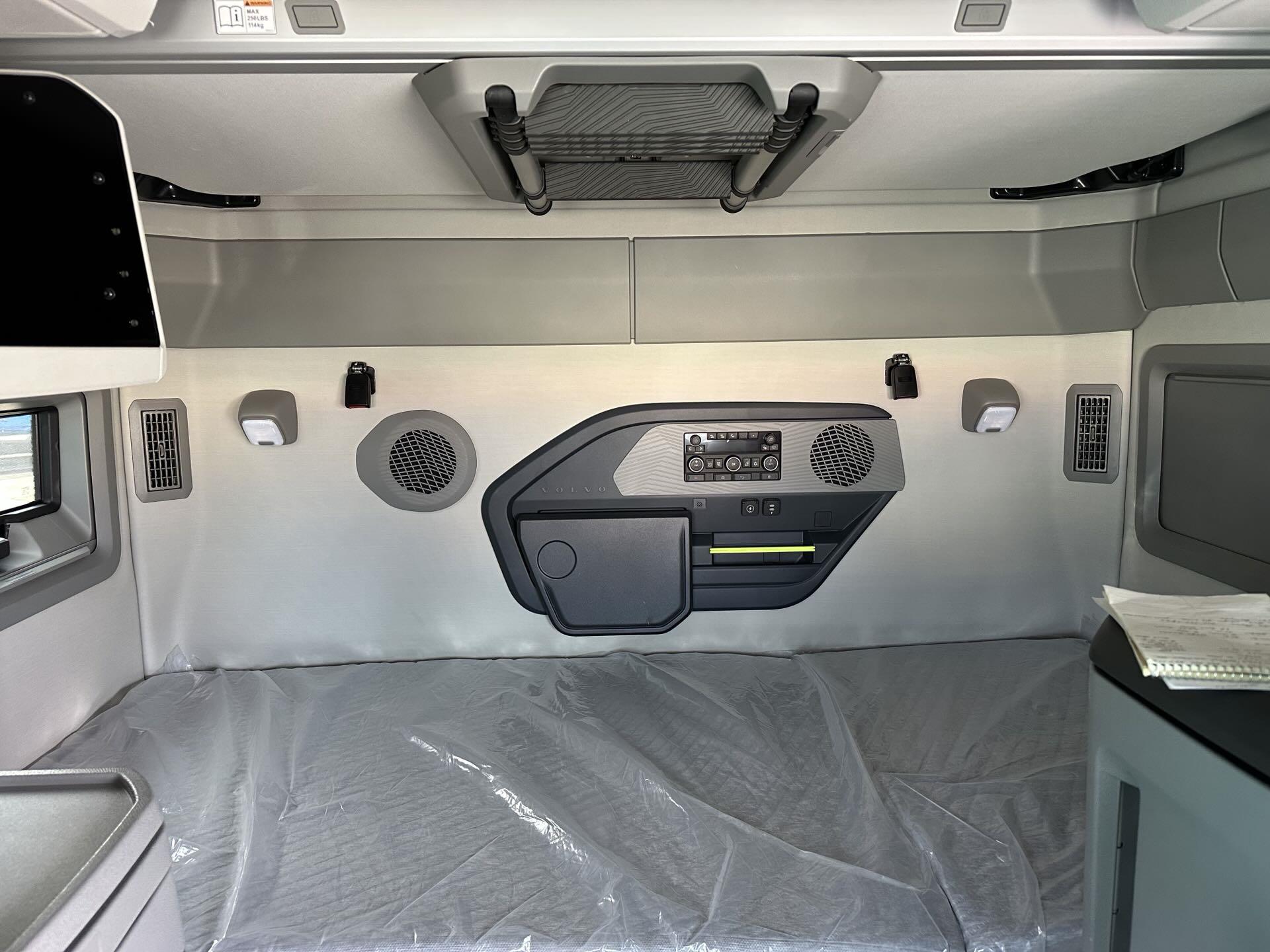 2026 Volvo - image 9