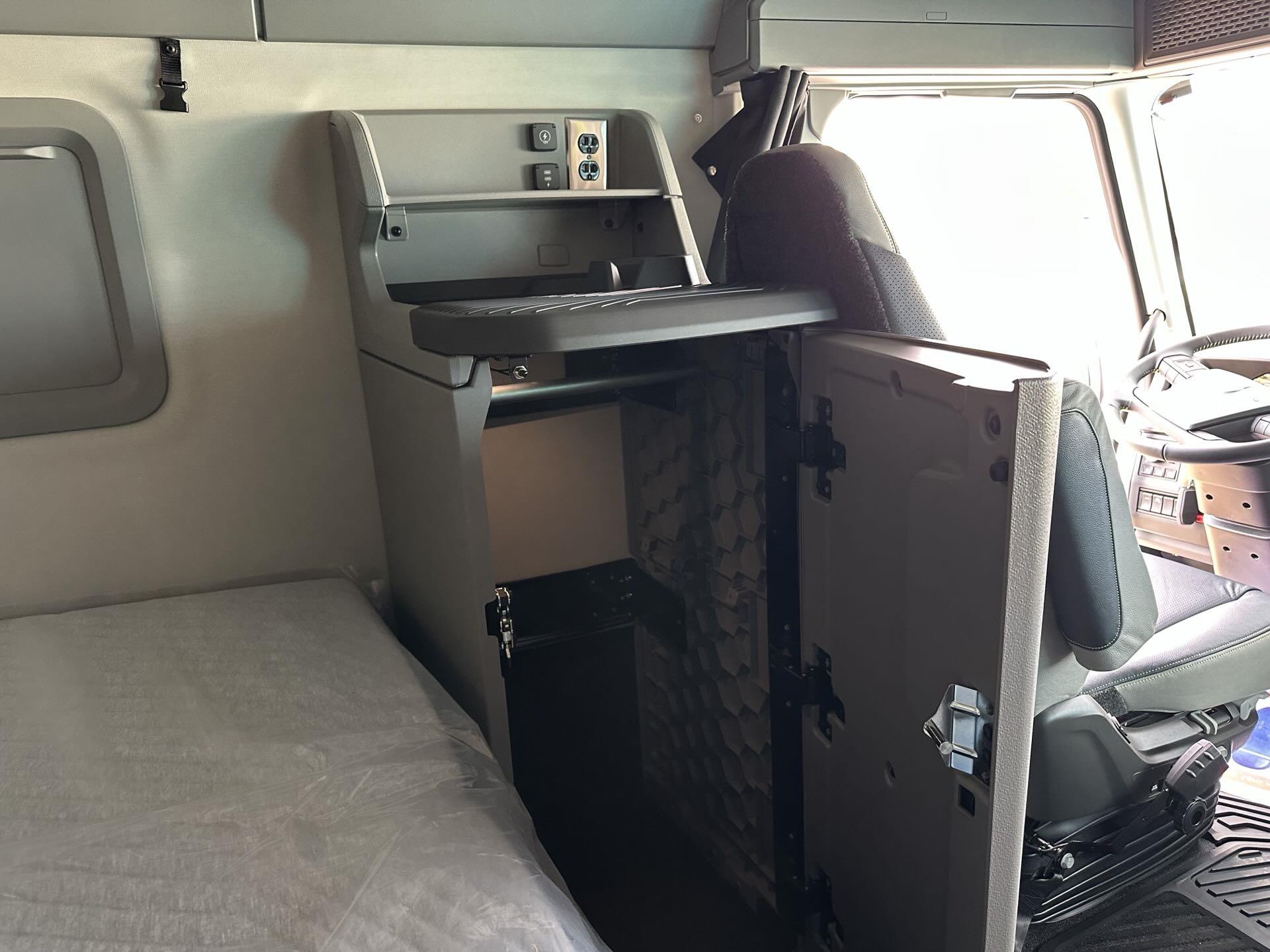 2026 Volvo - image 11