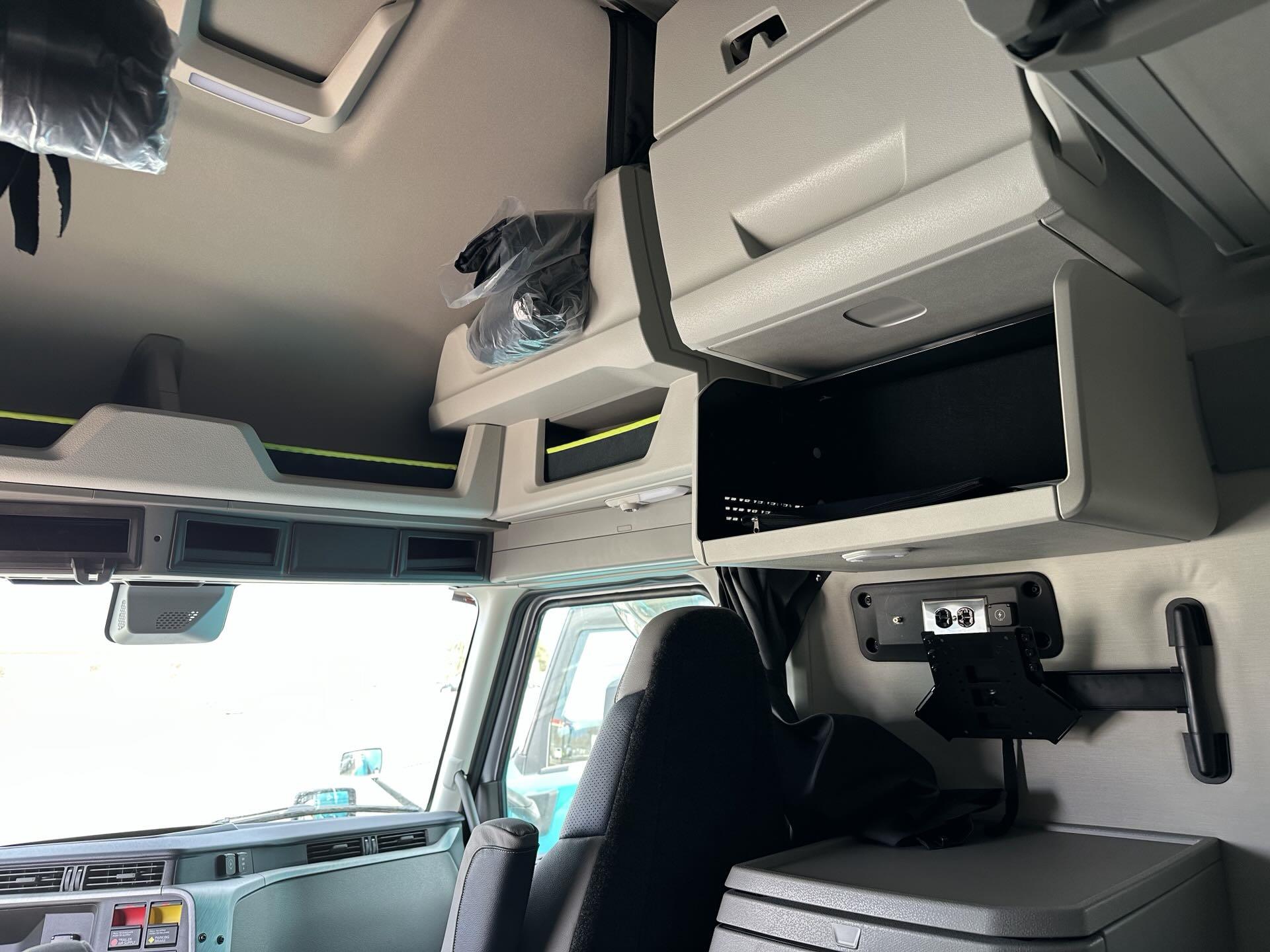 2026 Volvo - image 12