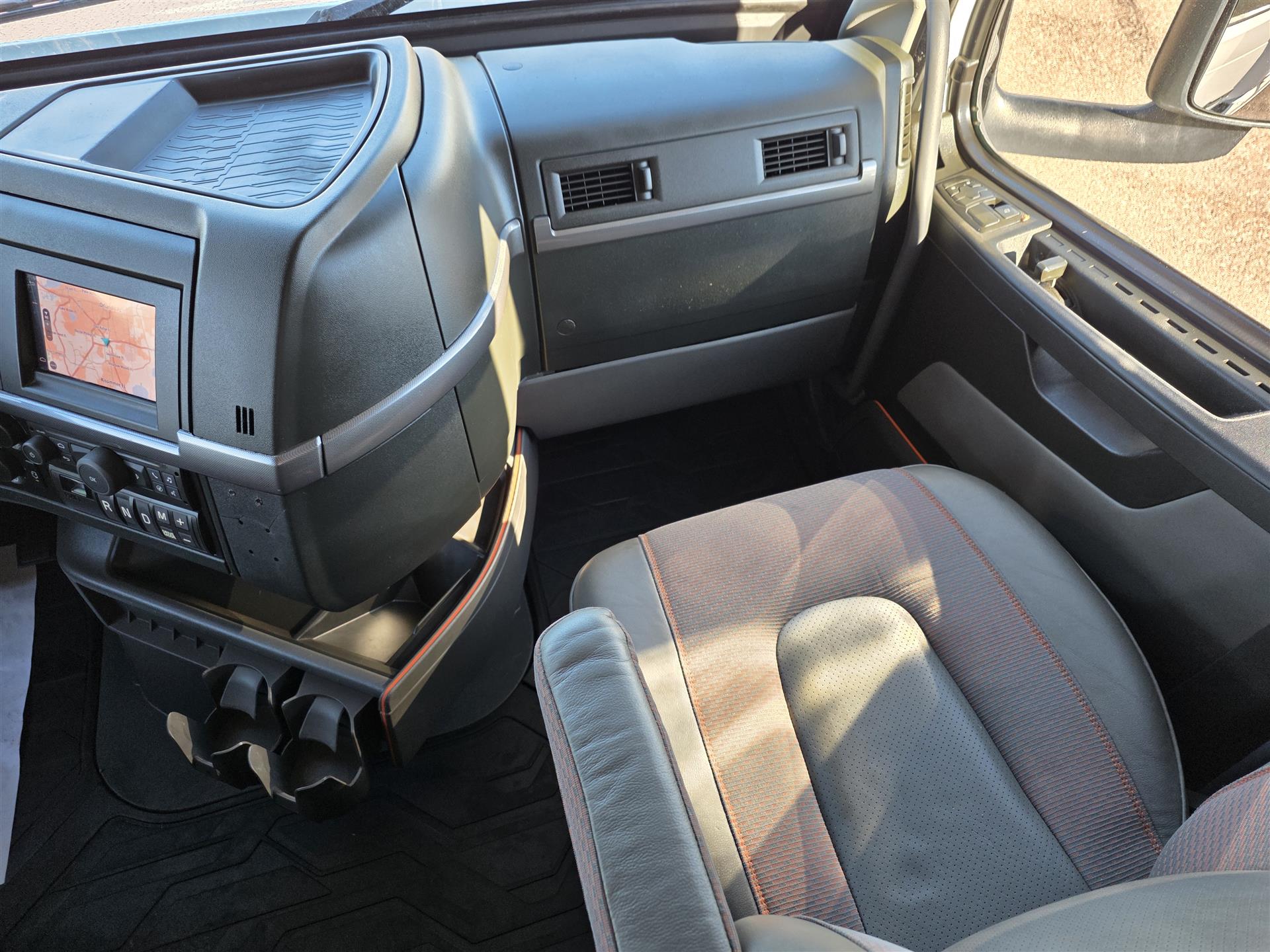 2023 Volvo - image 13