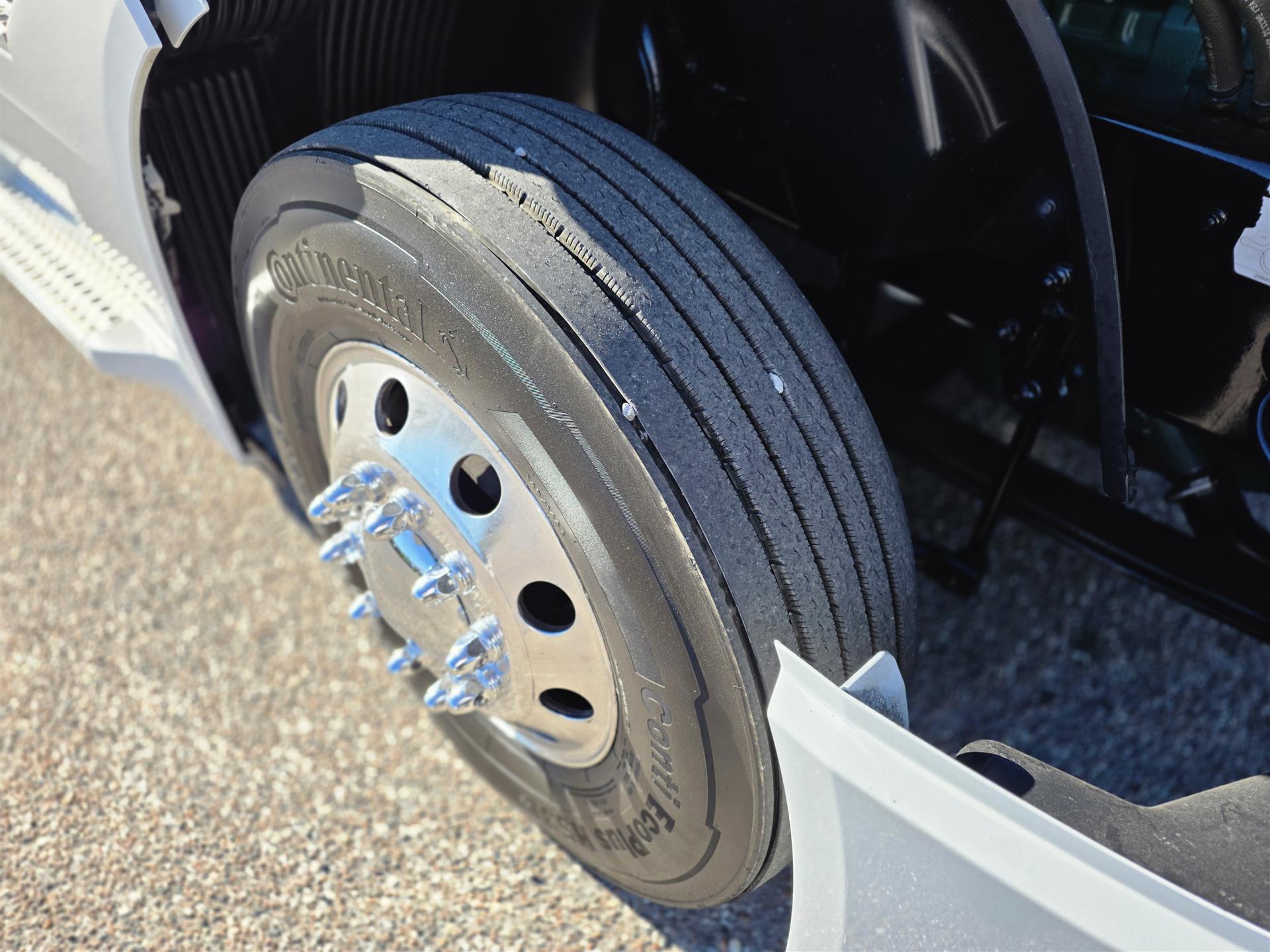 2023 Volvo - image 9