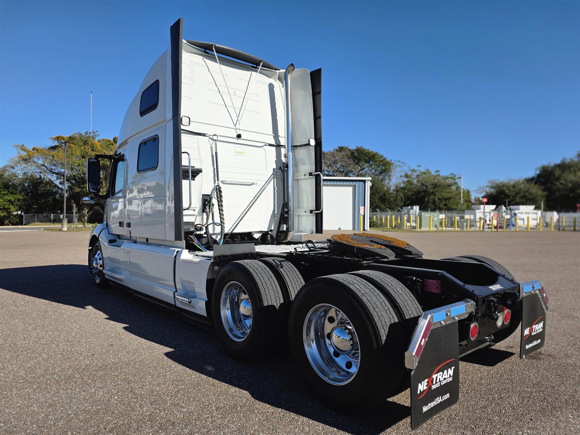 2023 Volvo - image 8