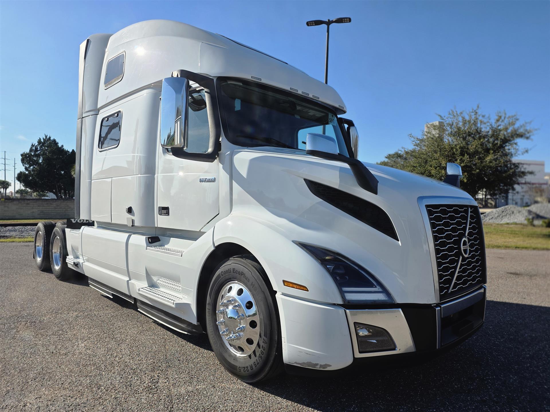 2024 Volvo - image 4