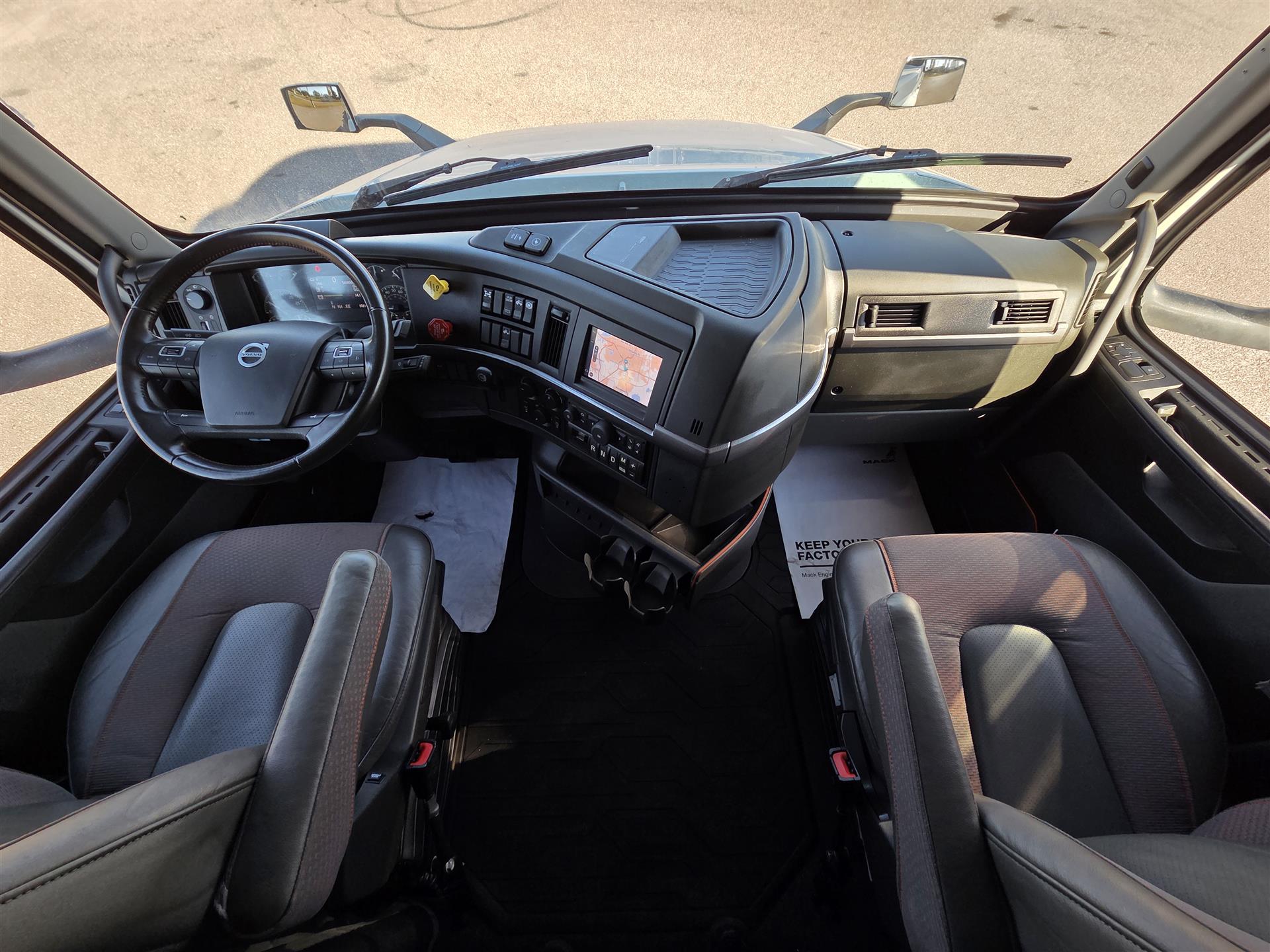 2024 Volvo - image 13