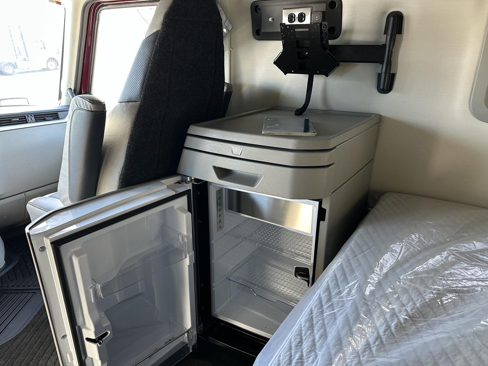 2026 Volvo - image 9