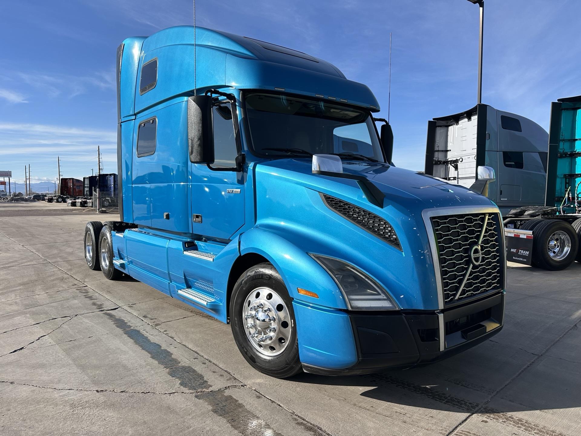 2020 Volvo - image 2