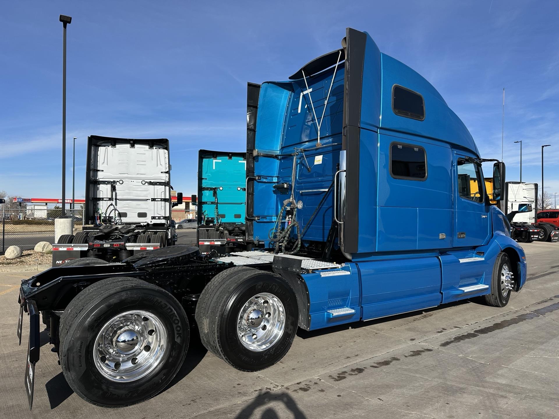 2020 Volvo - image 4