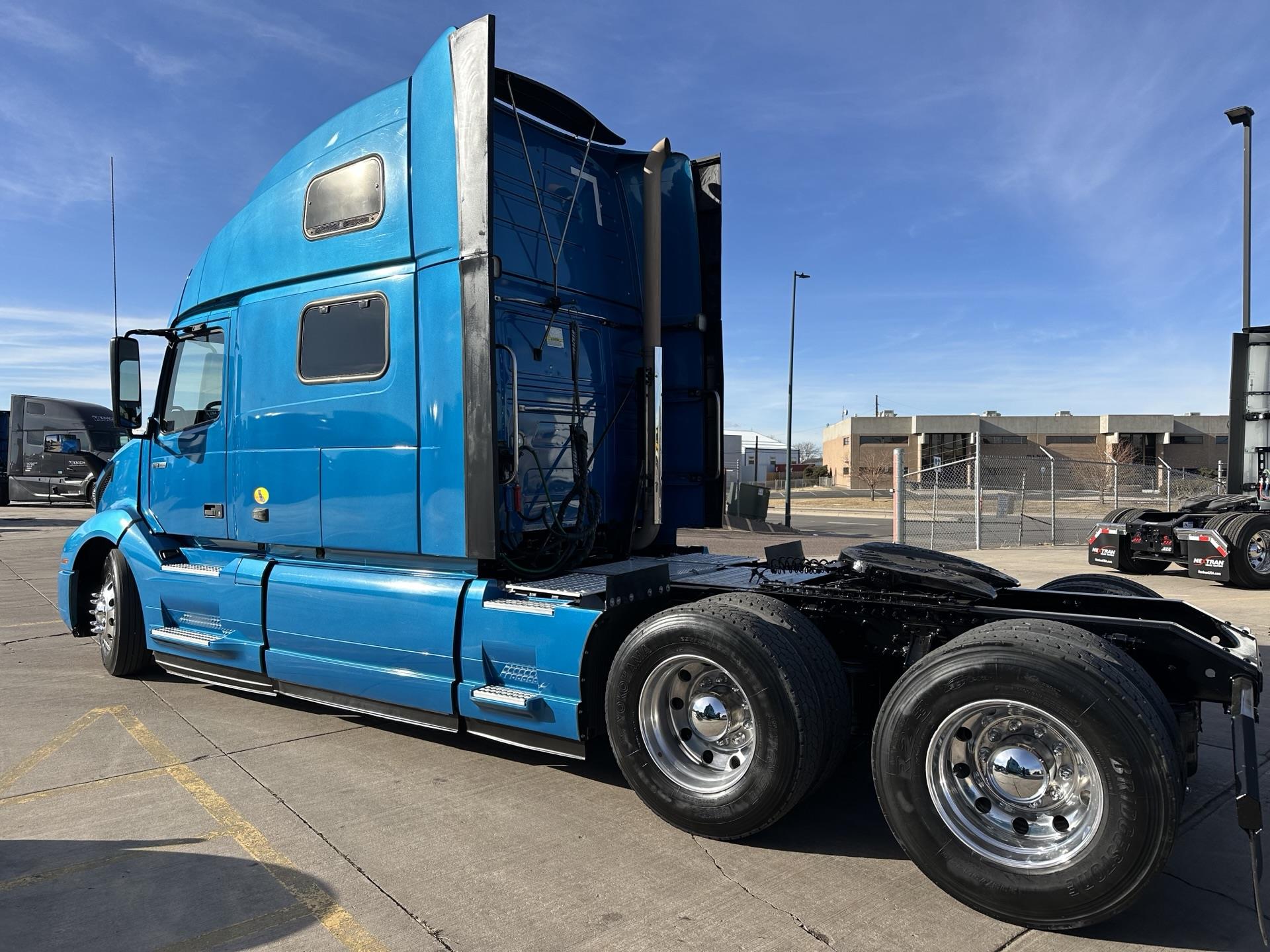 2020 Volvo - image 5