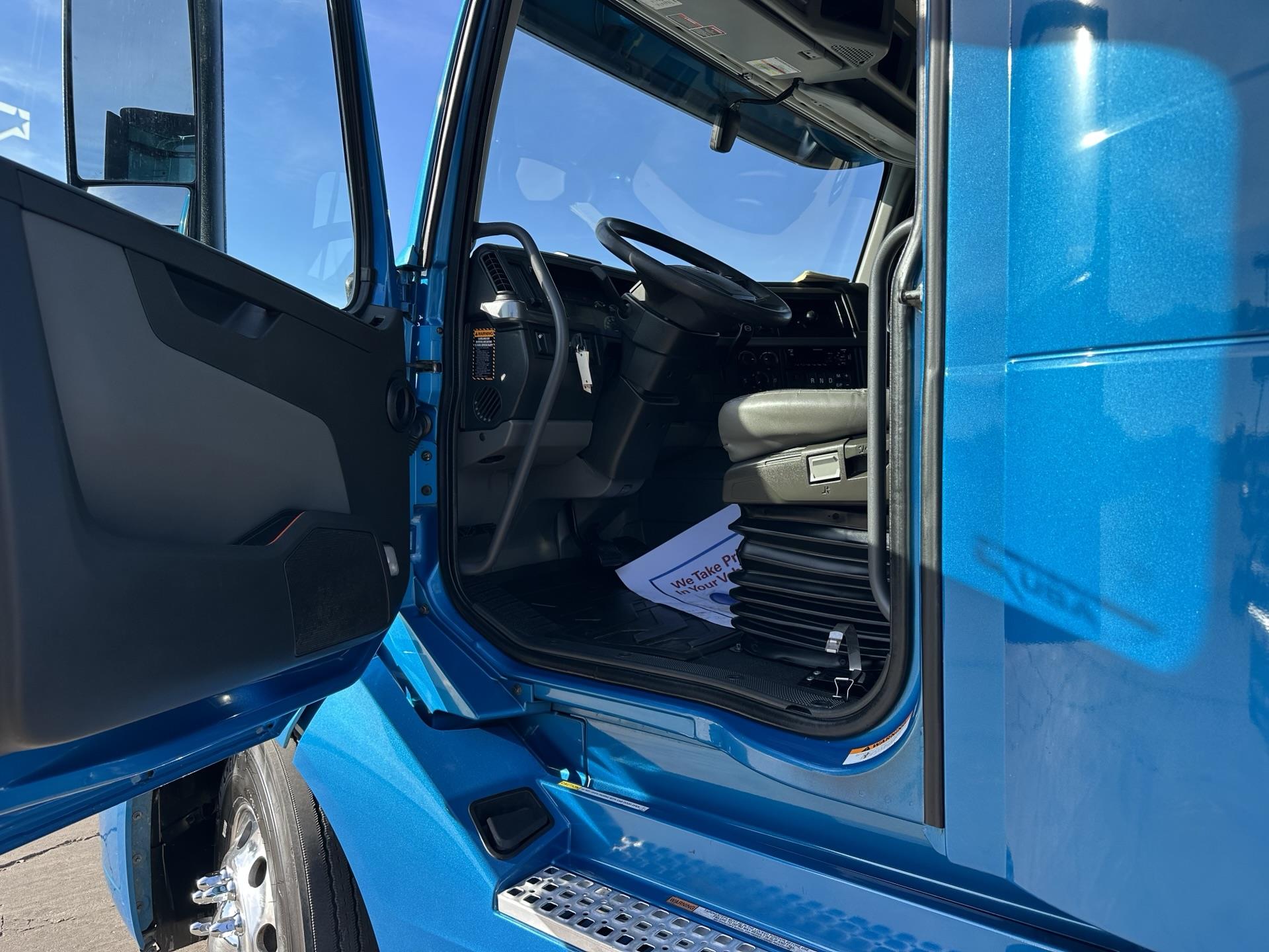 2020 Volvo - image 7