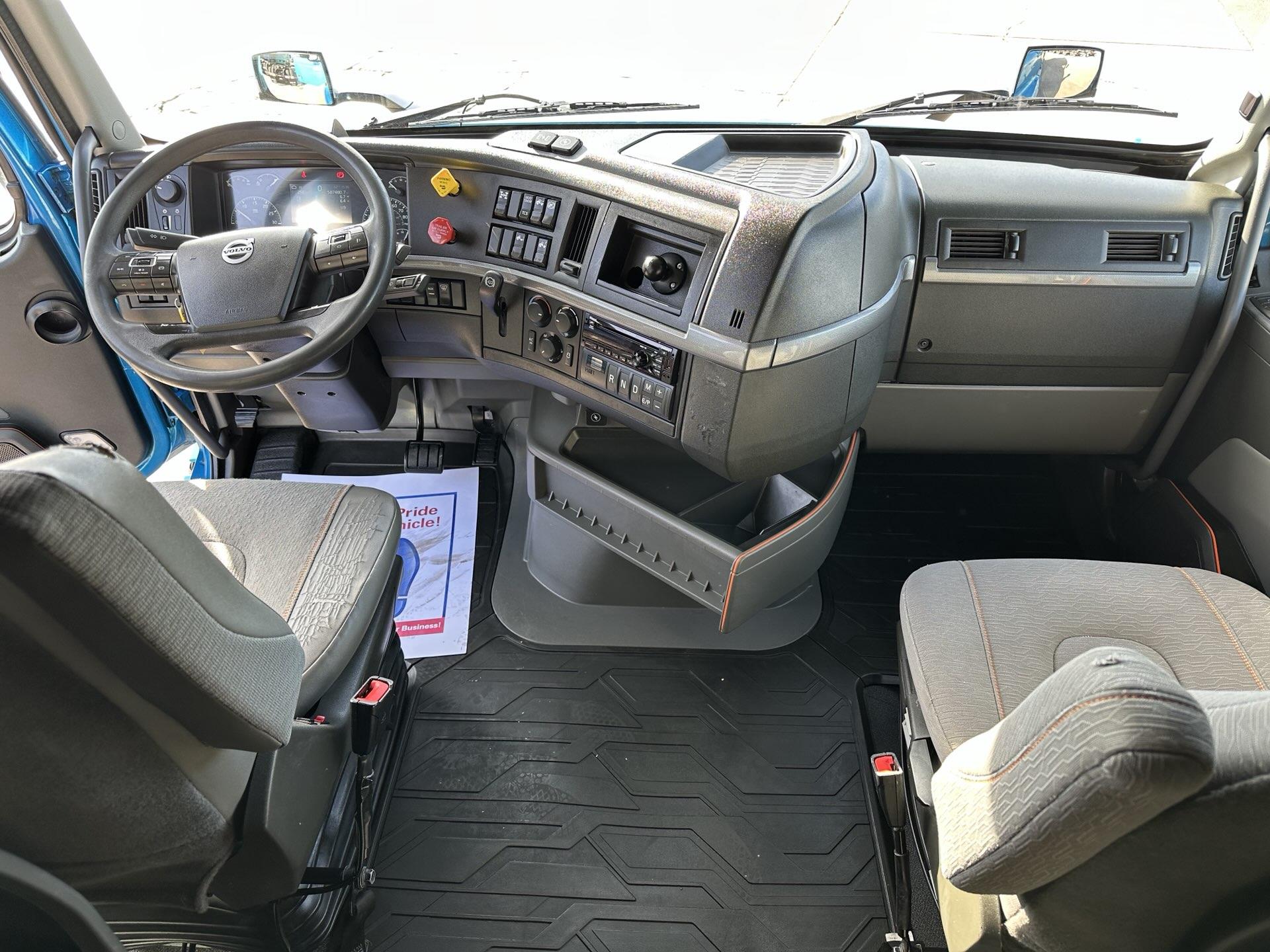 2020 Volvo - image 8