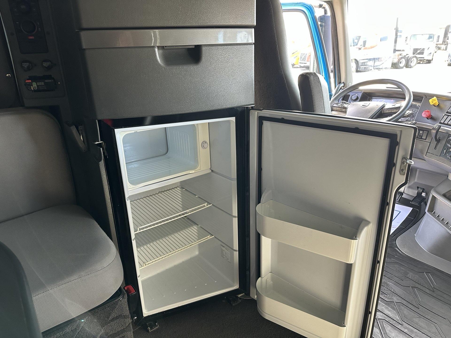 2020 Volvo - image 9