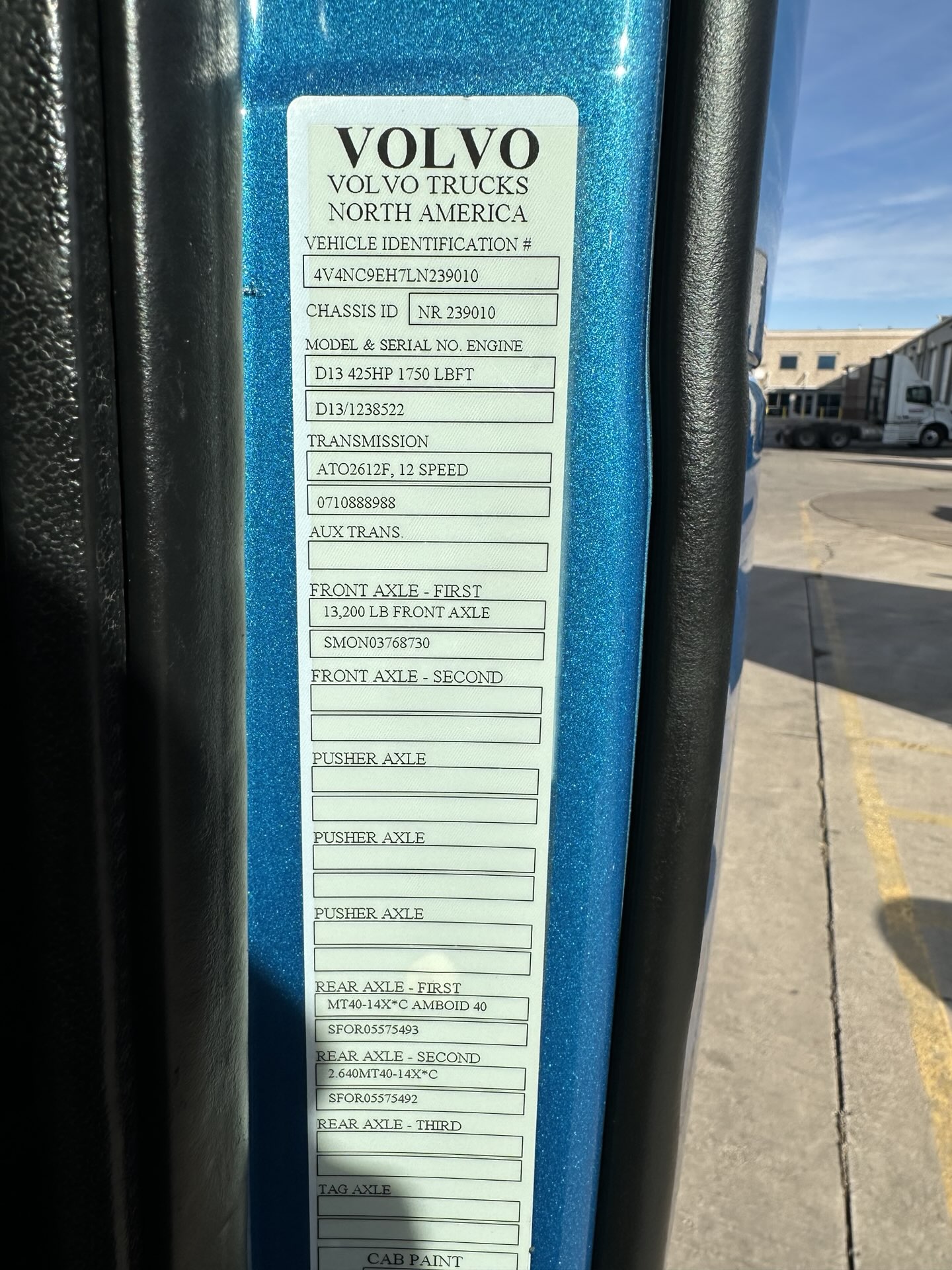 2020 Volvo - image 13