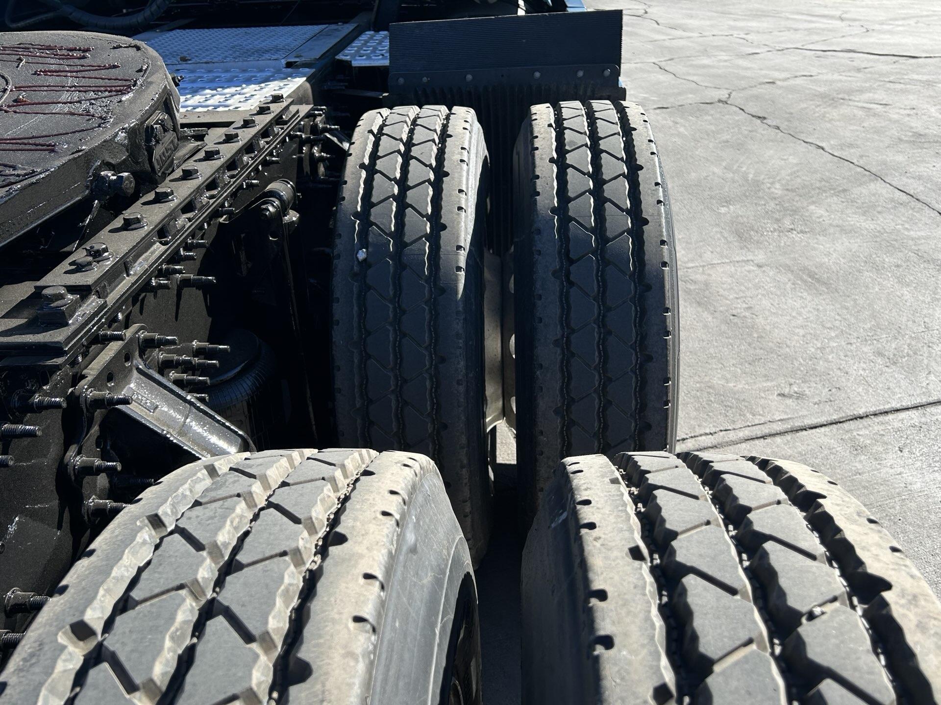 2020 Volvo - image 9