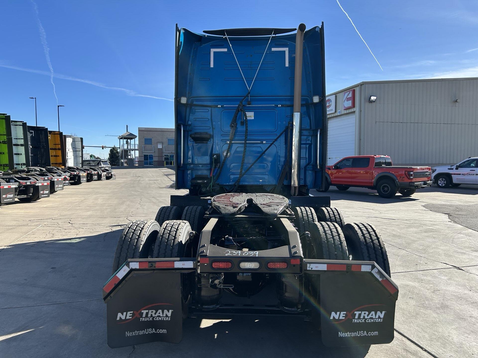 2020 Volvo - image 4