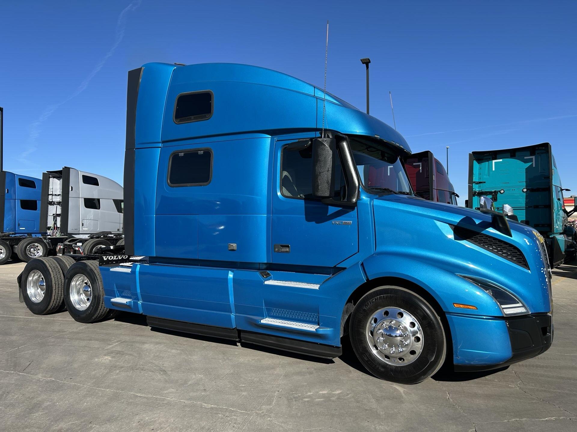 2020 Volvo - image 2