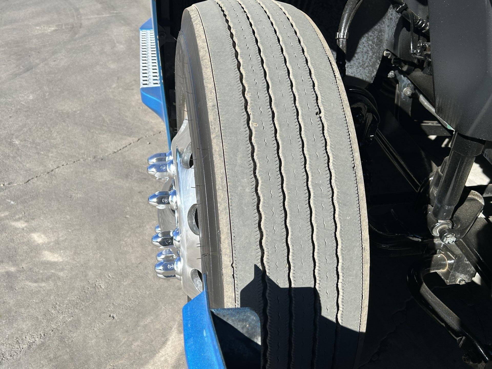 2020 Volvo - image 8