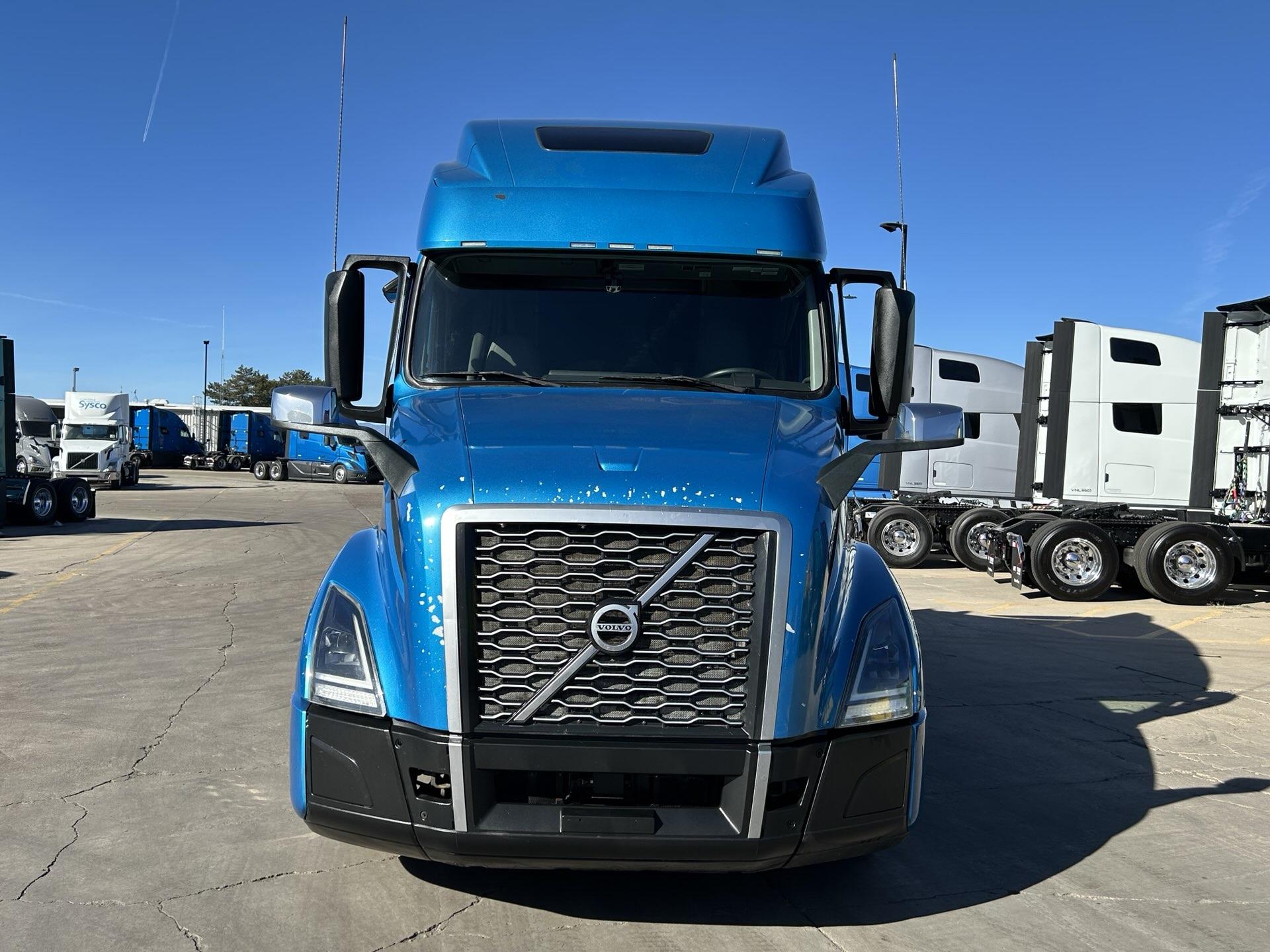 2020 Volvo - image 5