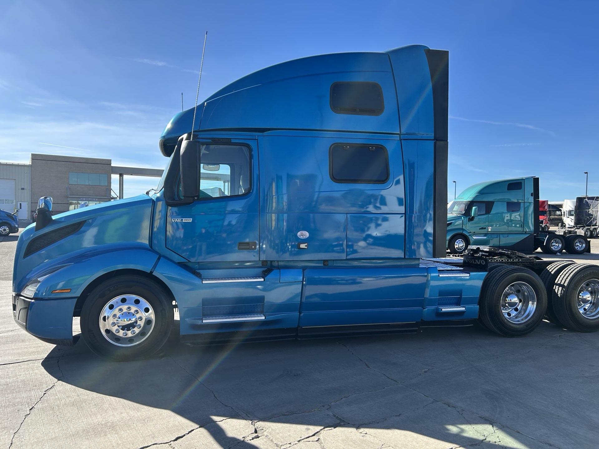 2020 Volvo - image 3