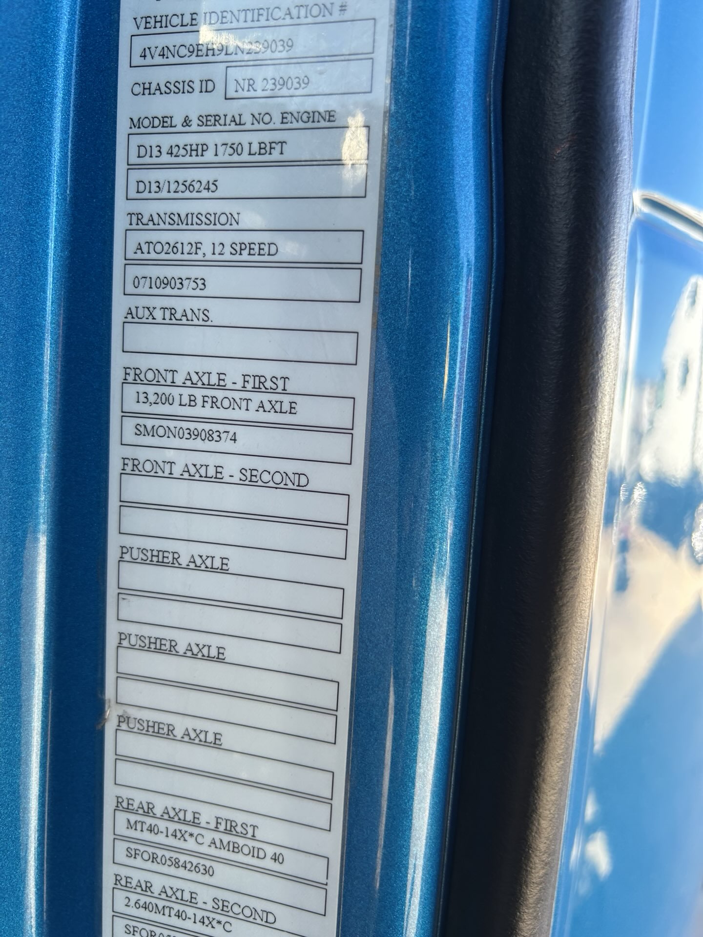 2020 Volvo - image 12