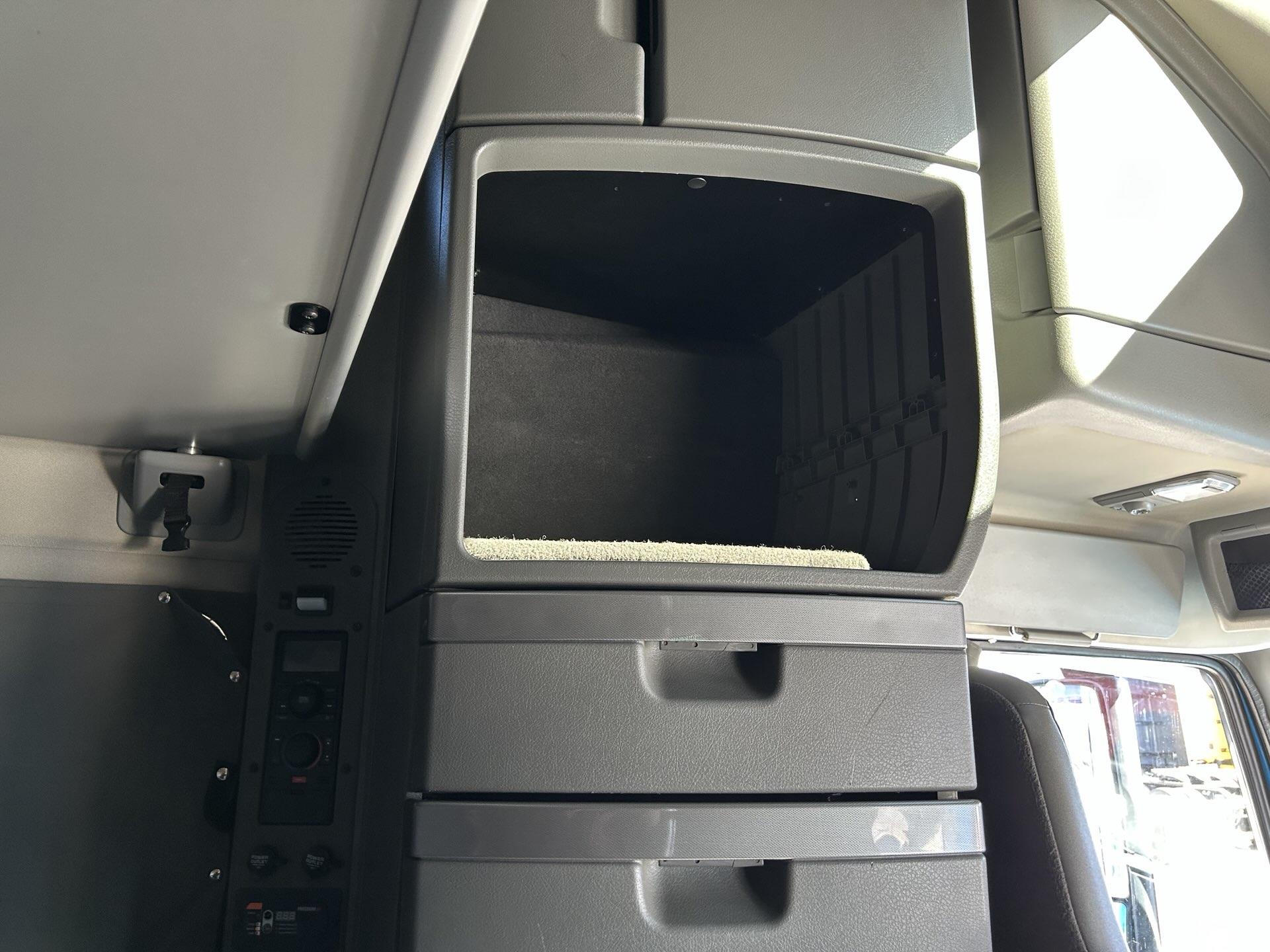 2020 Volvo - image 16