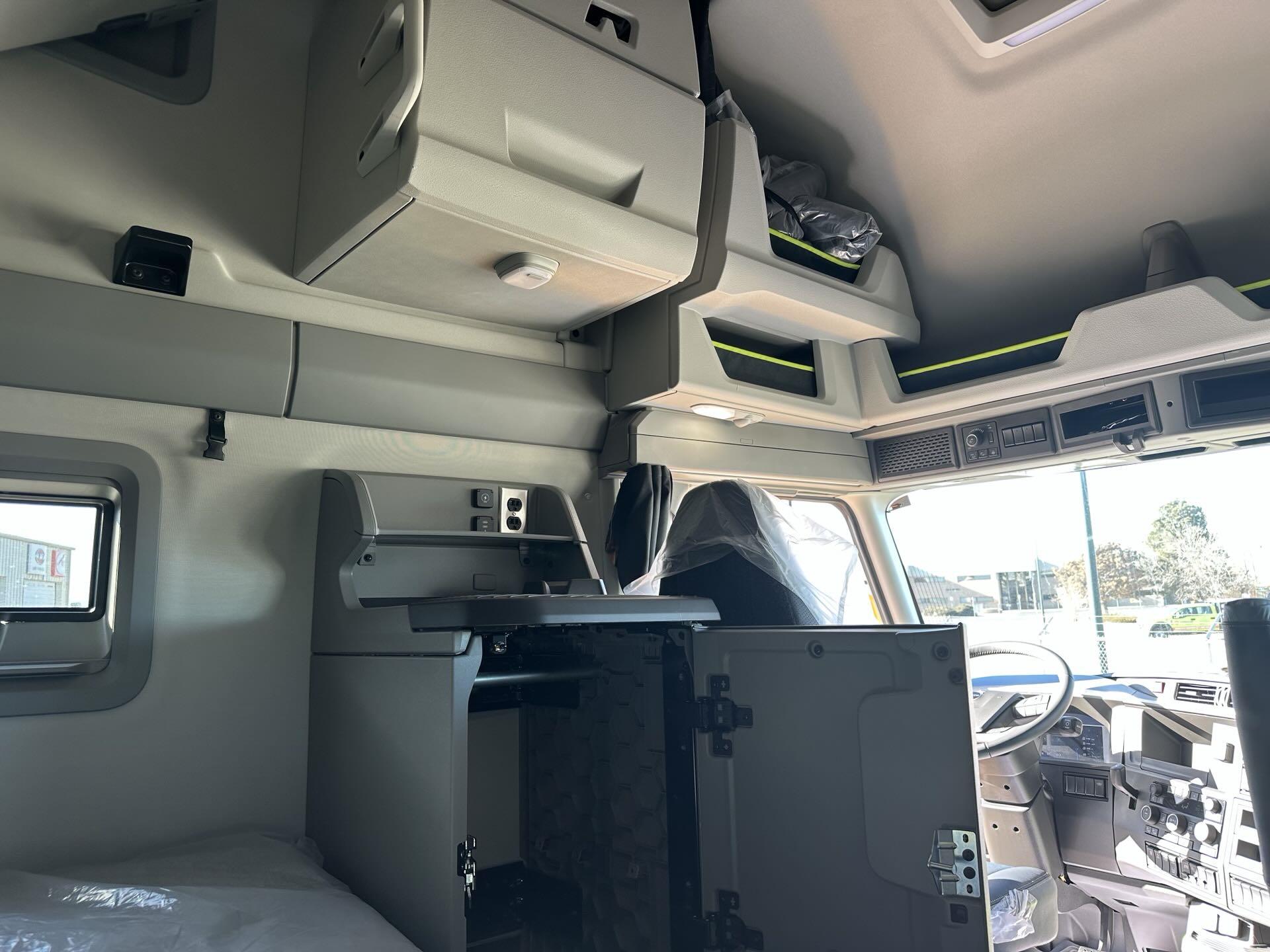 2026 Volvo - image 8