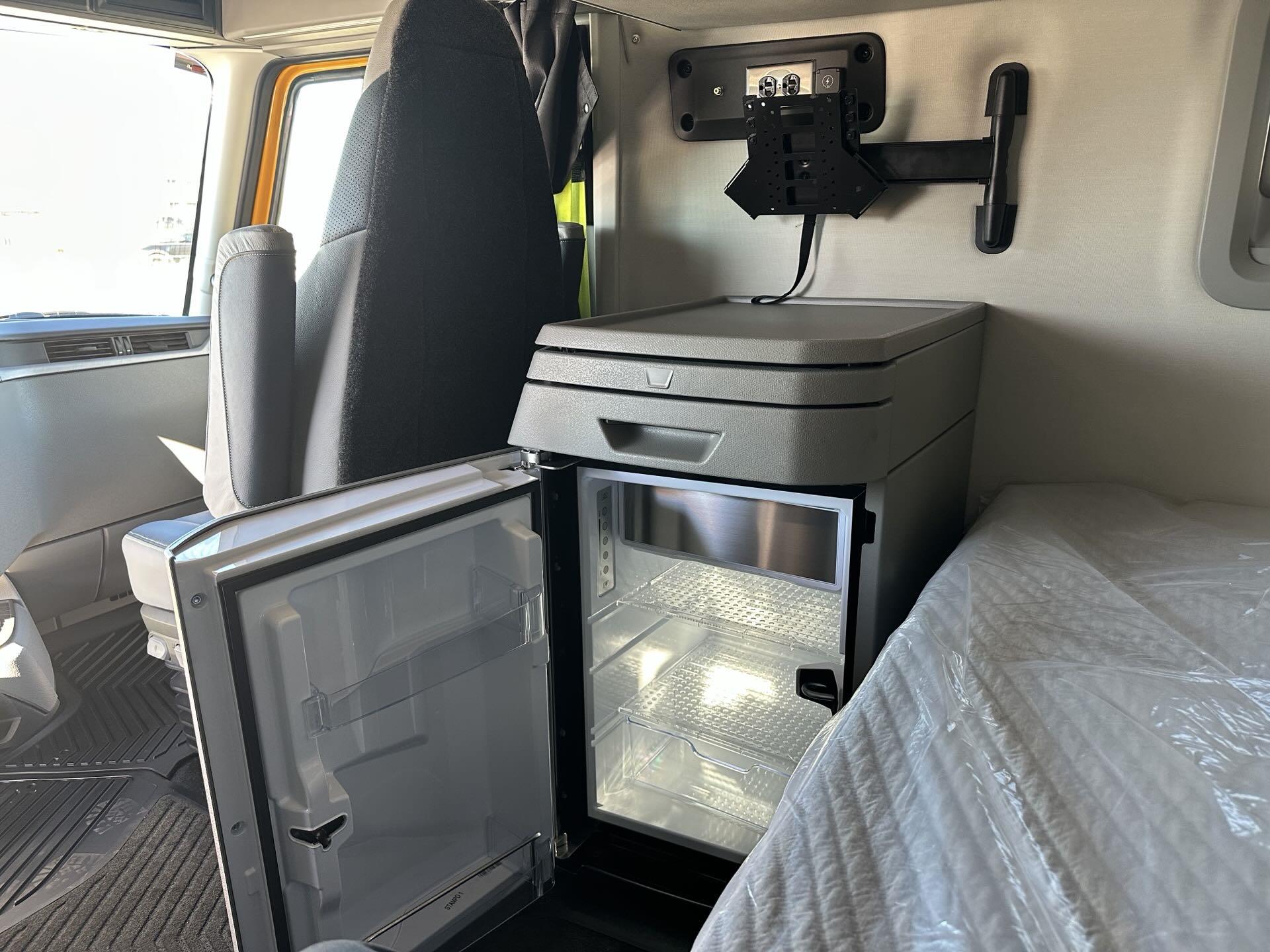 2026 Volvo - image 9