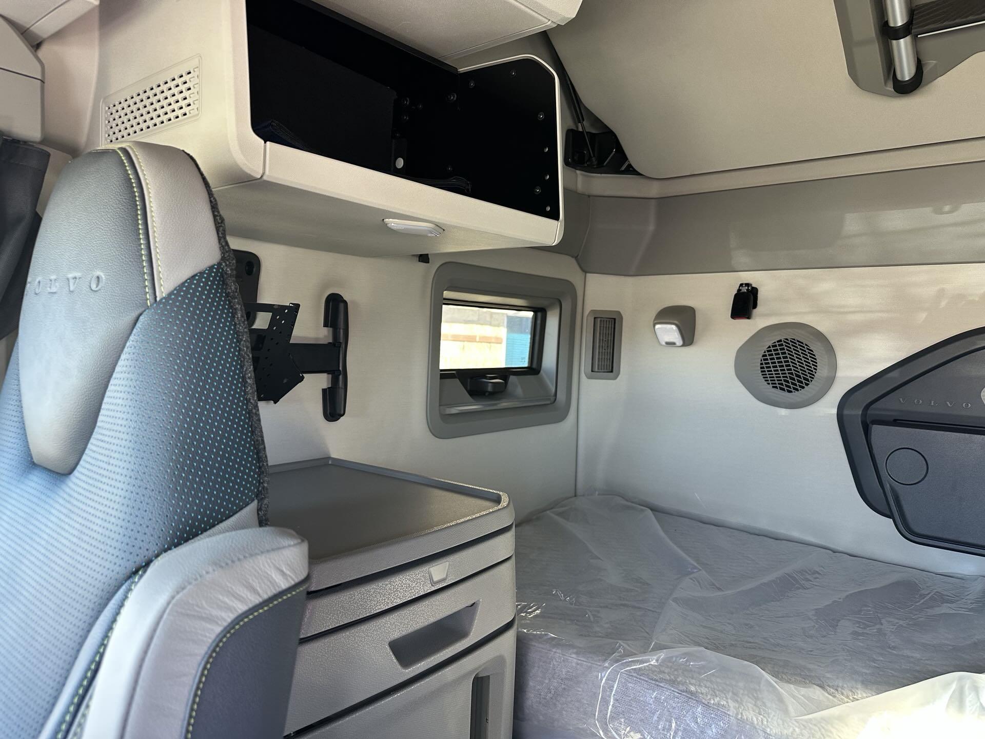 2026 Volvo - image 12