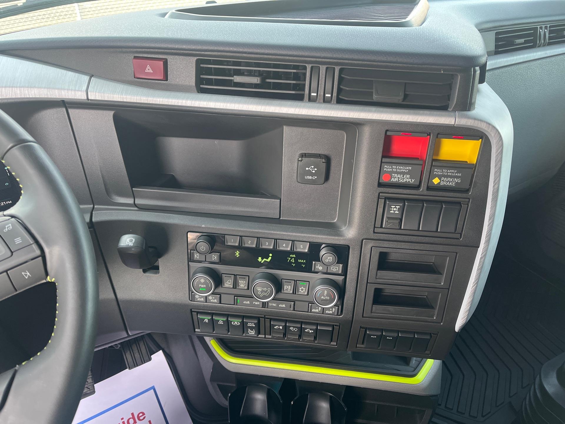 2026 Volvo - image 14