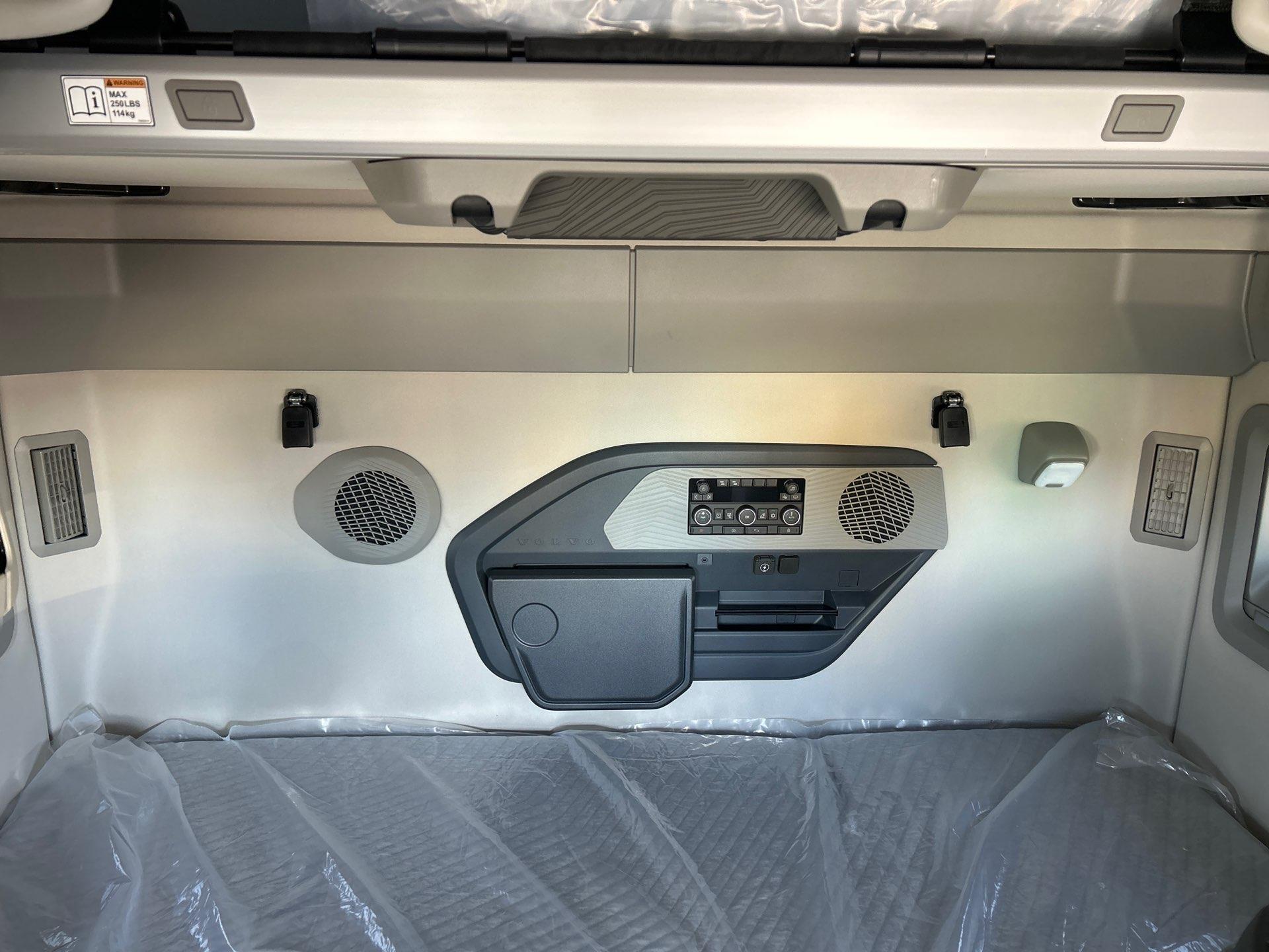 2026 Volvo - image 7