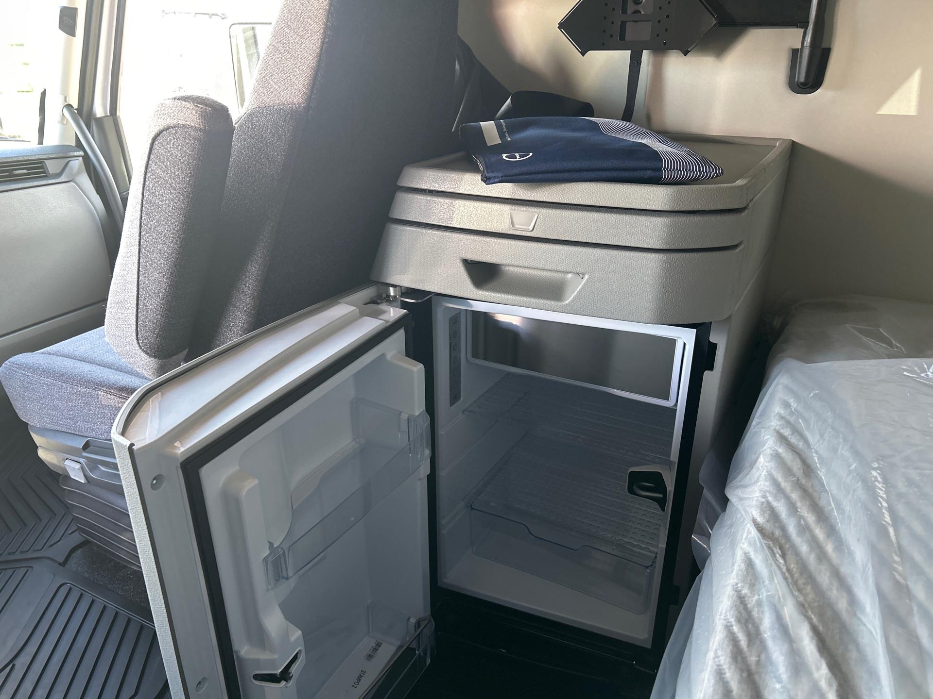 2026 Volvo - image 9