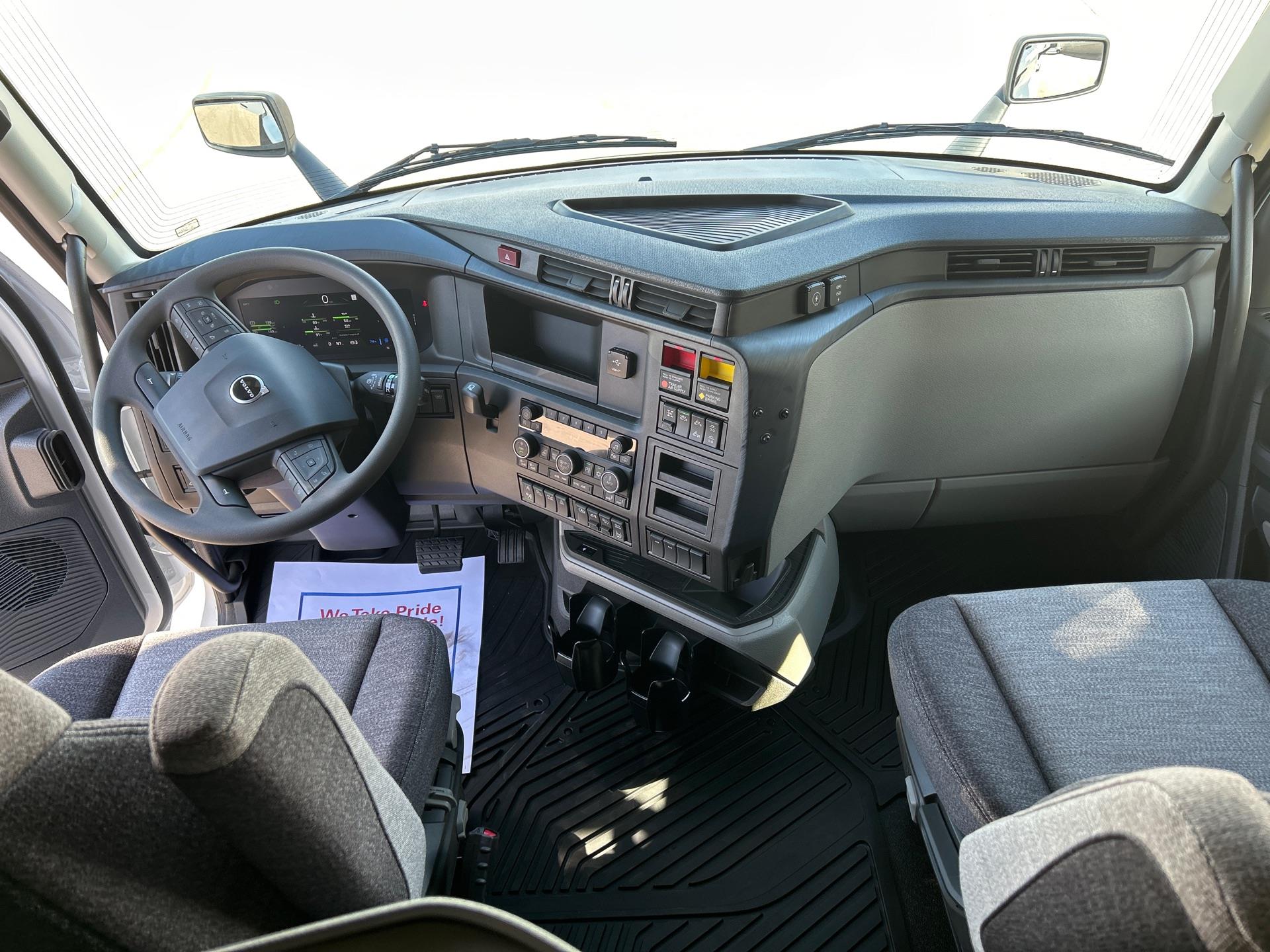 2026 Volvo - image 13