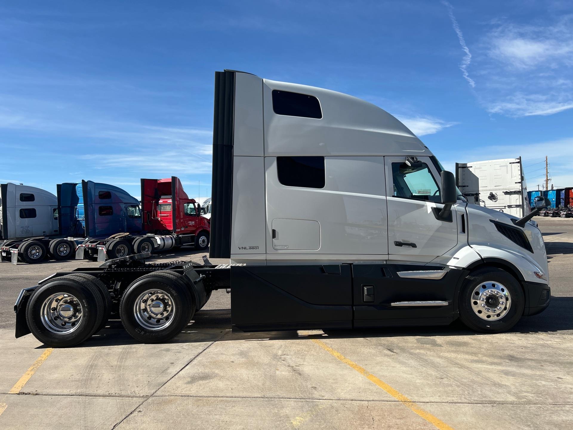 2026 Volvo - image 5