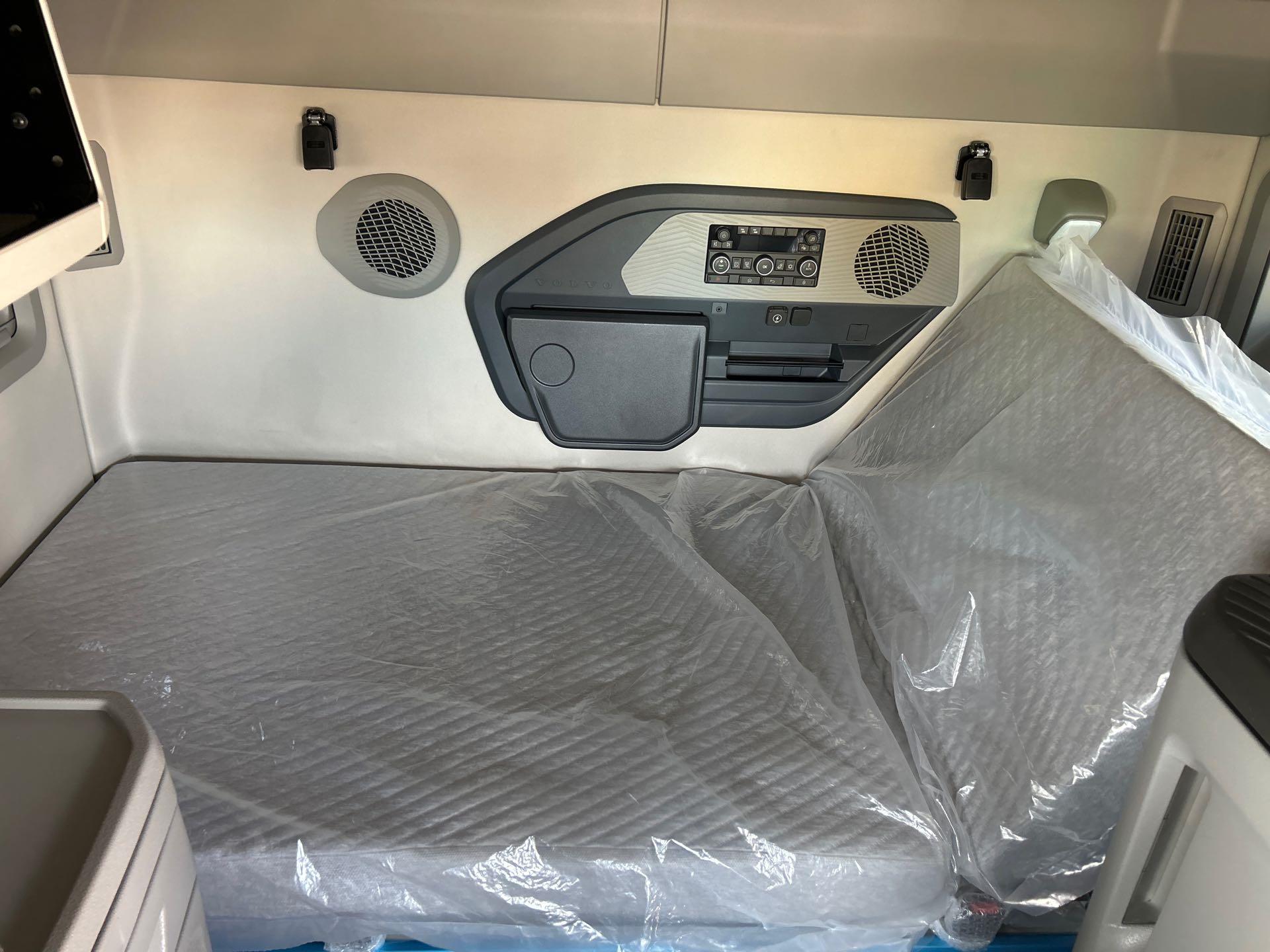 2026 Volvo - image 9