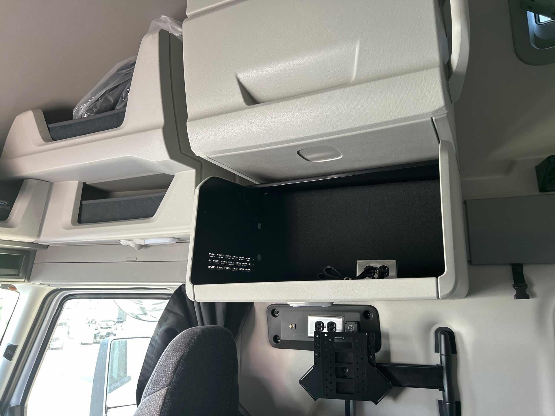 2026 Volvo - image 12